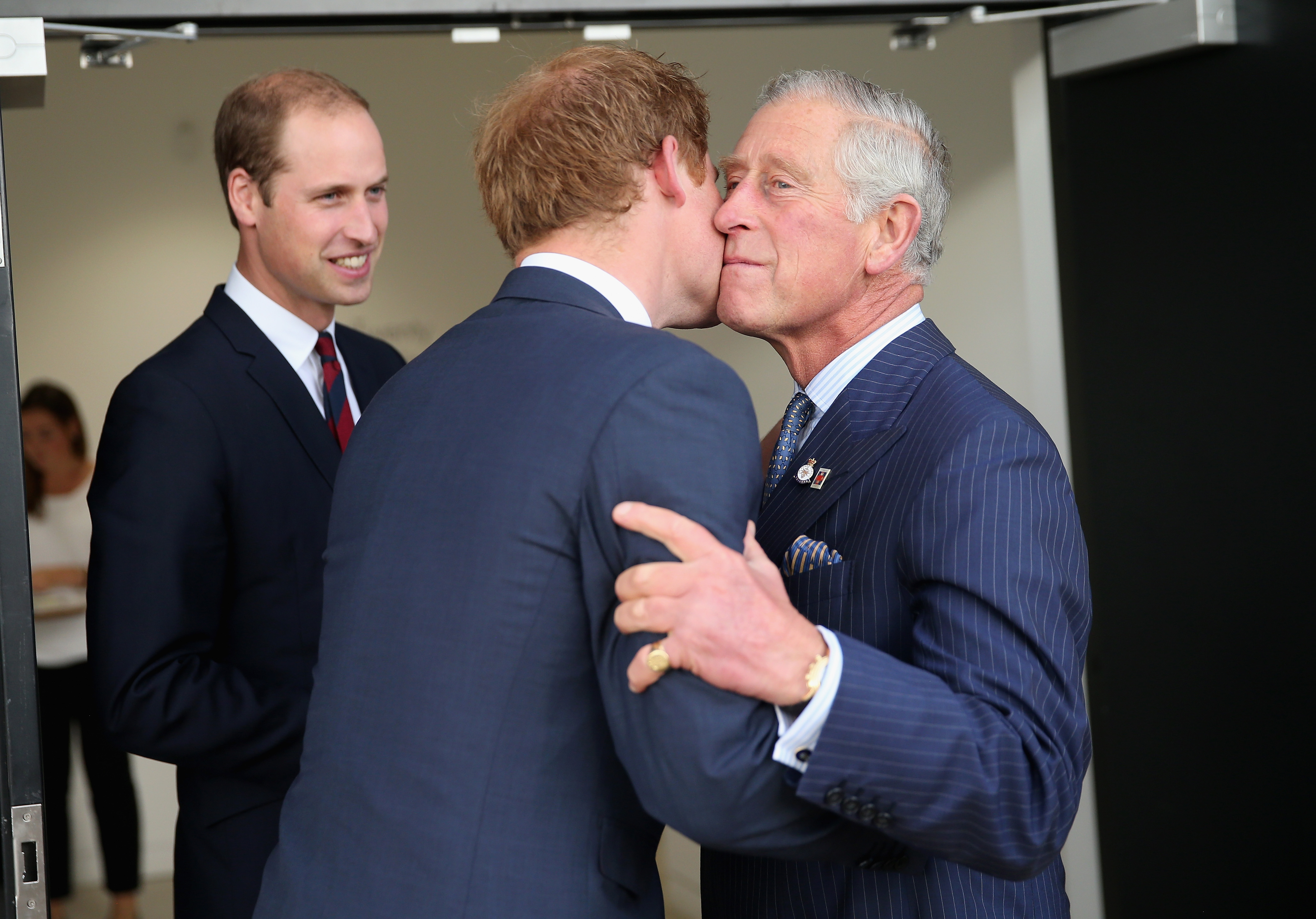 Le roi Charles avec ses fils le prince Harry et le prince William lors de la cérémonie d'ouverture des Invictus Games le 10 septembre 2014 à Londres, Angleterre | Source : Getty Images