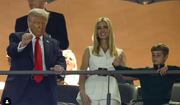 Donald et Ivanka Trump avec Theodore Kushner saluant, souriant et s'engageant avec les spectateurs depuis les tribunes d'observation. | Source : Instagram/ivankatrump