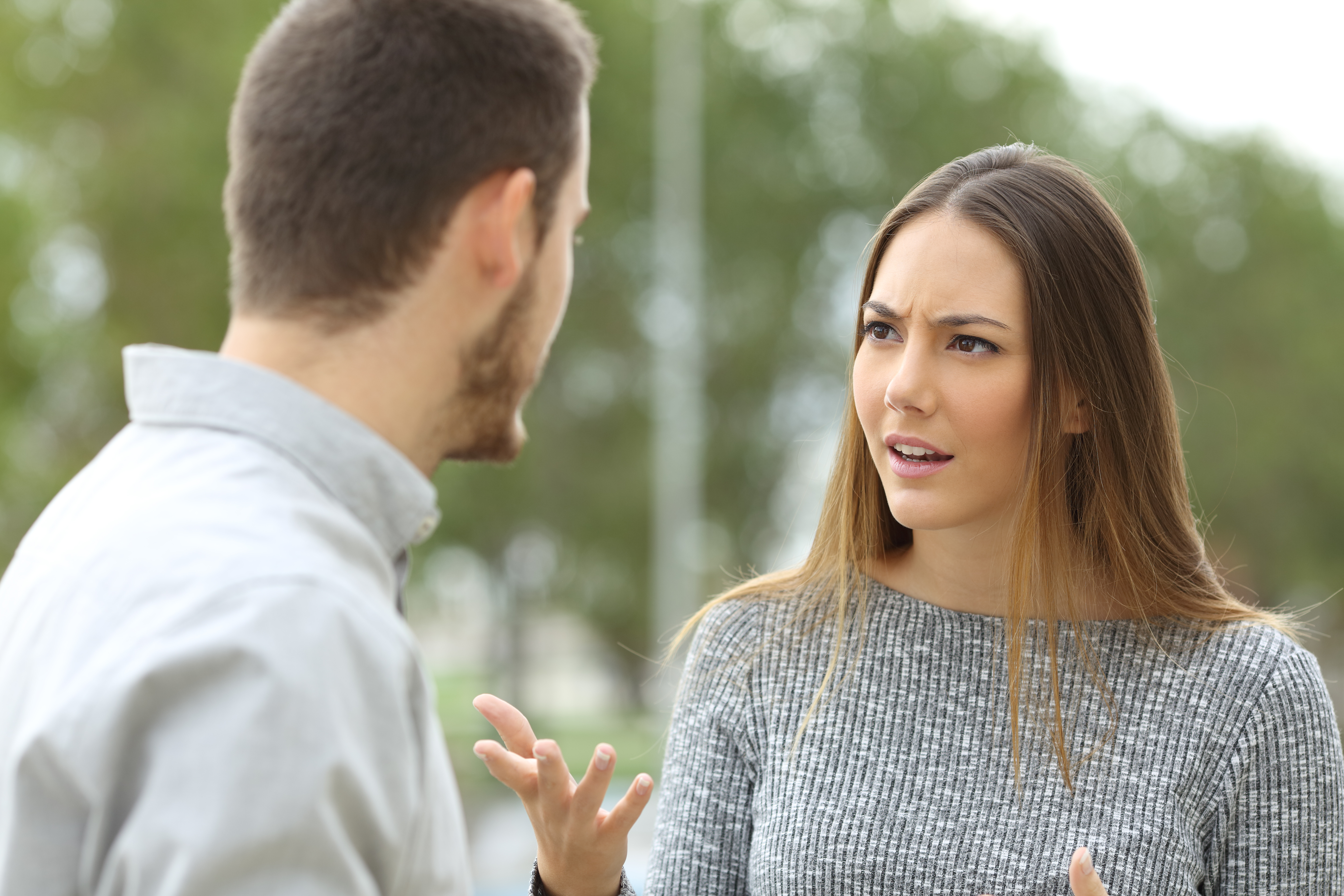 Una mujer discutiendo con un hombre | Fuente: Shutterstock