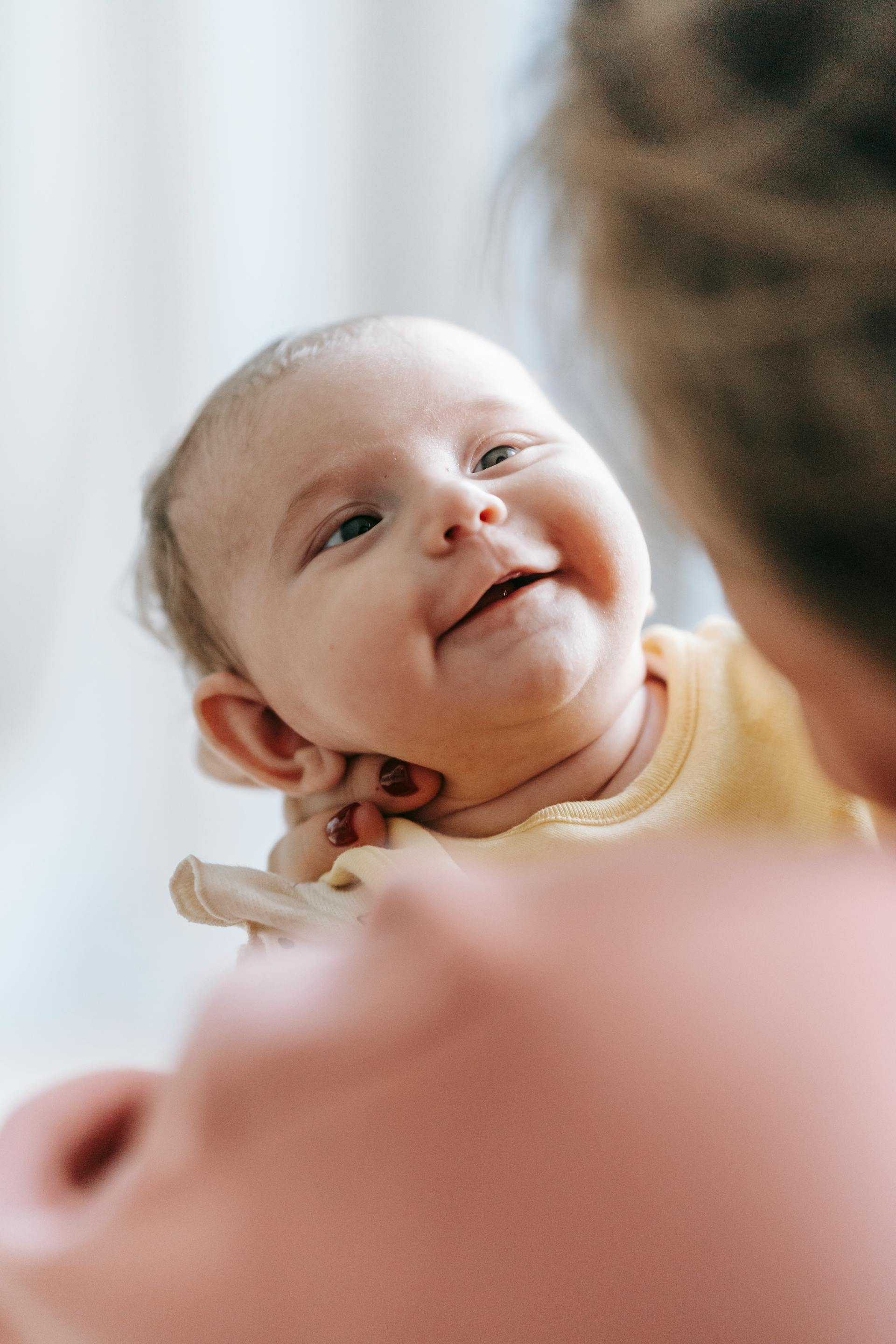 Une femme tenant son bébé | Source : Pexels