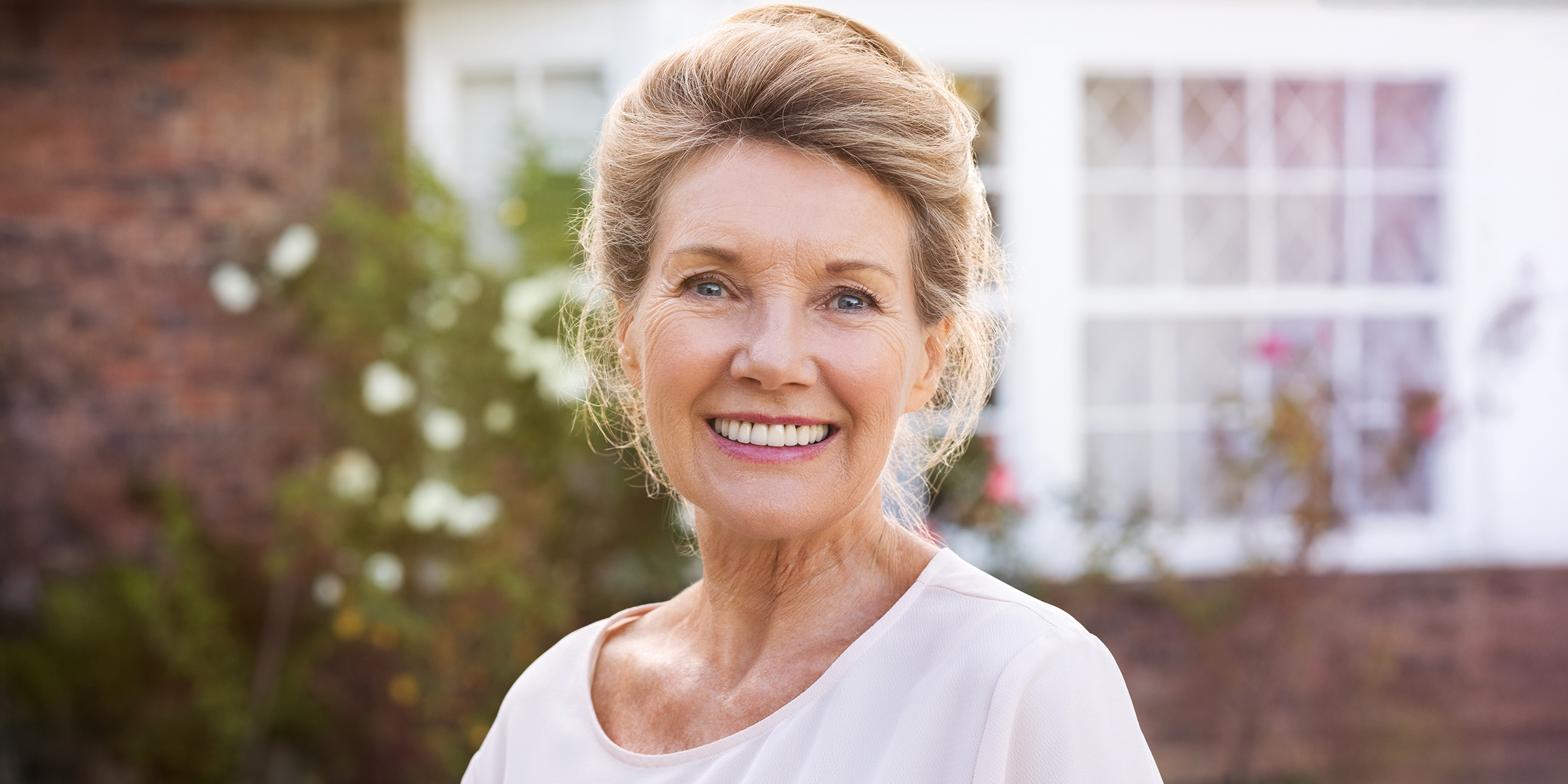 Une vieille femme souriante | Source : Shutterstock