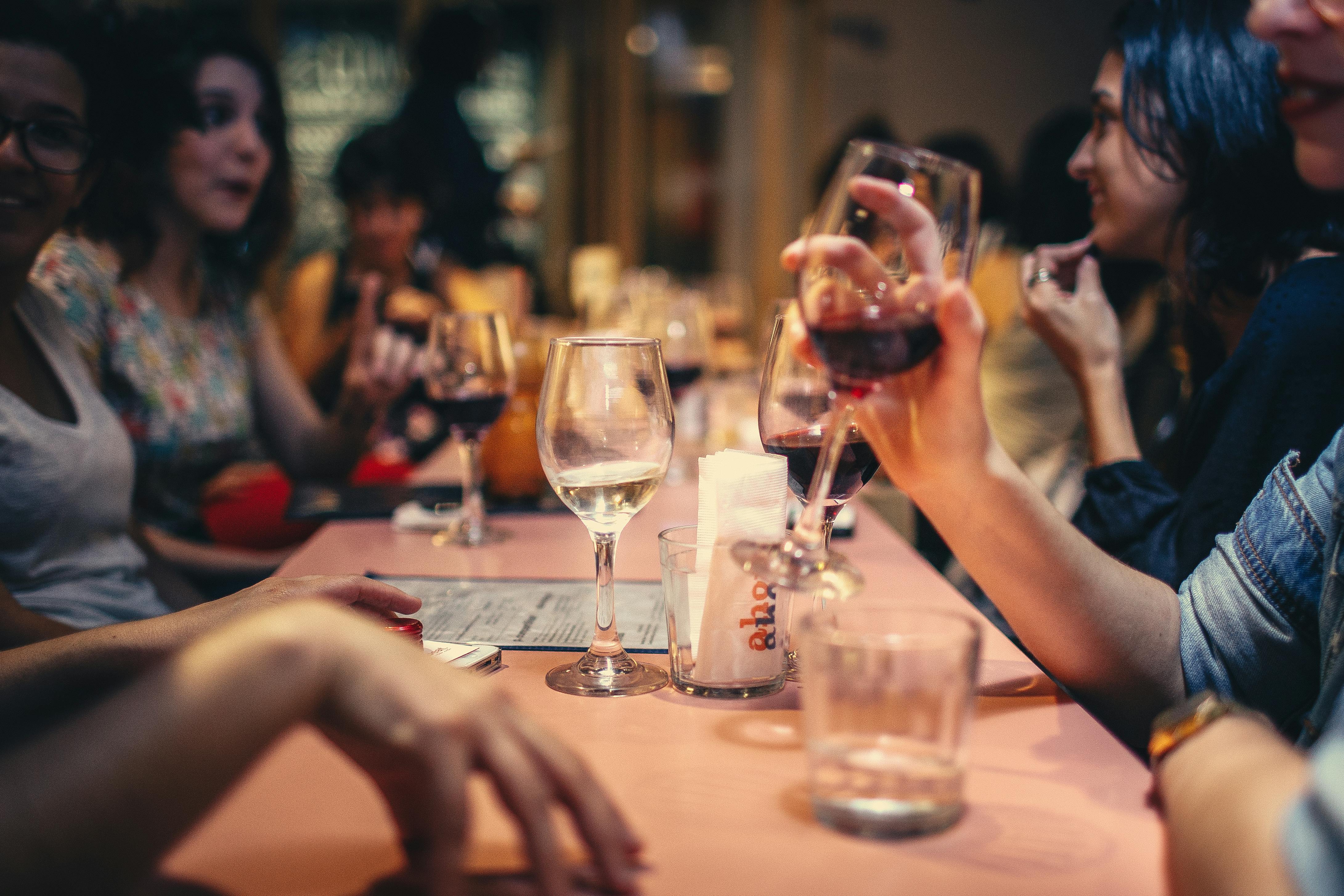 Un groupe de personnes prenant un verre dans un restaurant | Source : Pexels