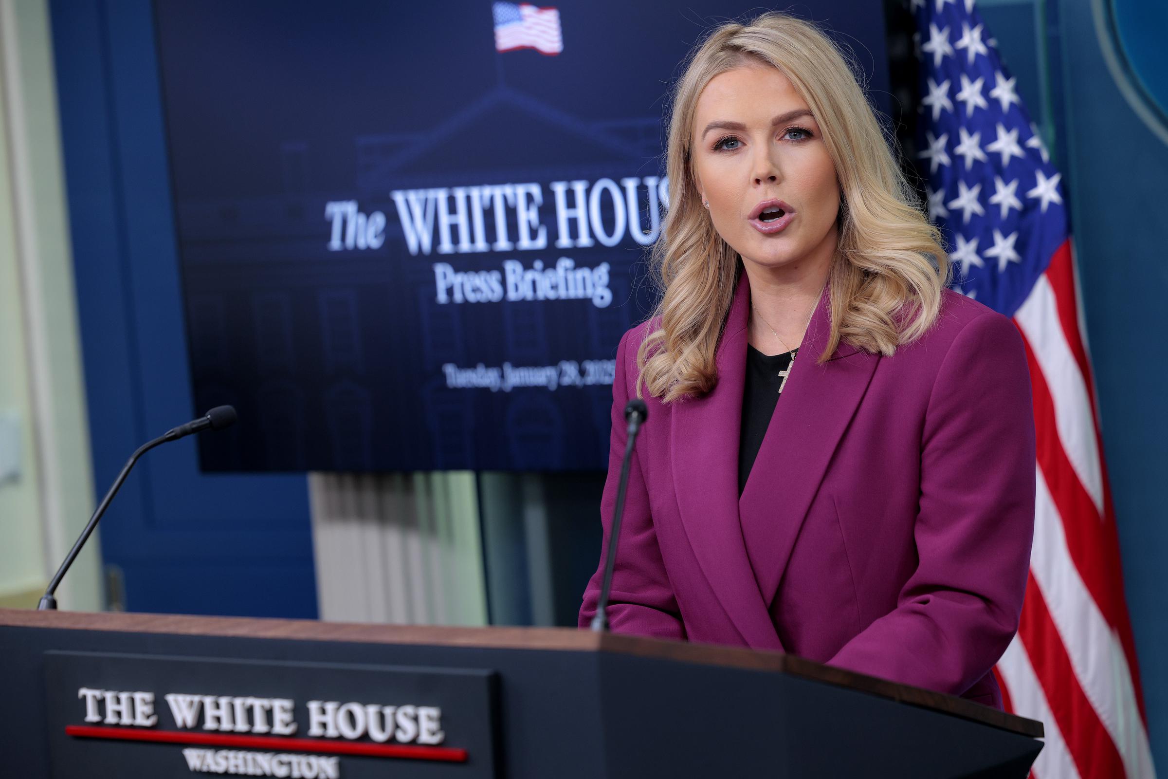 La secrétaire de presse de la Maison Blanche, Karoline Leavitt, tenant sa première conférence de presse sur le second mandat de Donald Trump, à Washington, le 28 janvier 2025. | Source : Getty Images