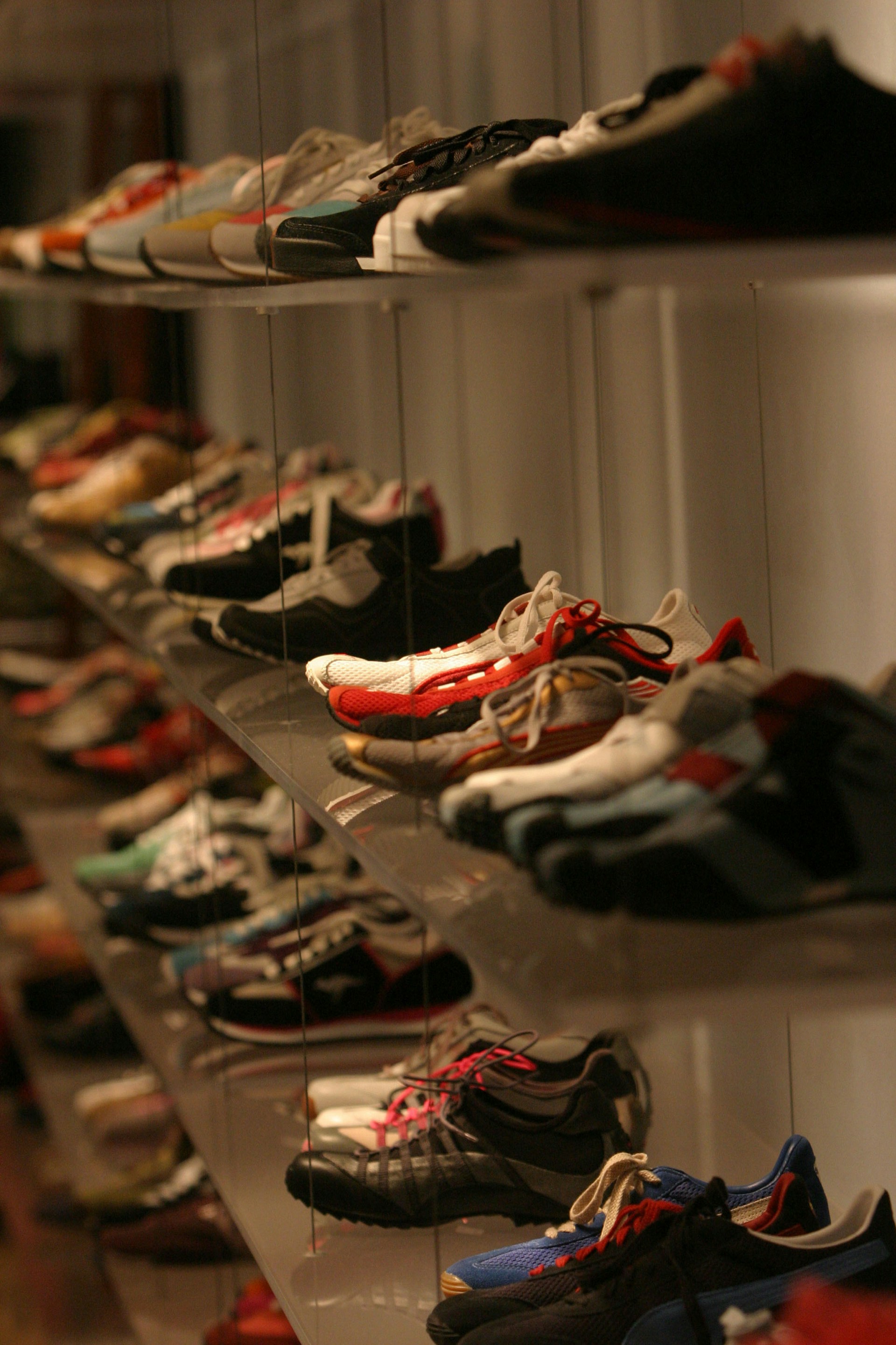 Une collection de chaussures sur un présentoir | Source : Unsplash