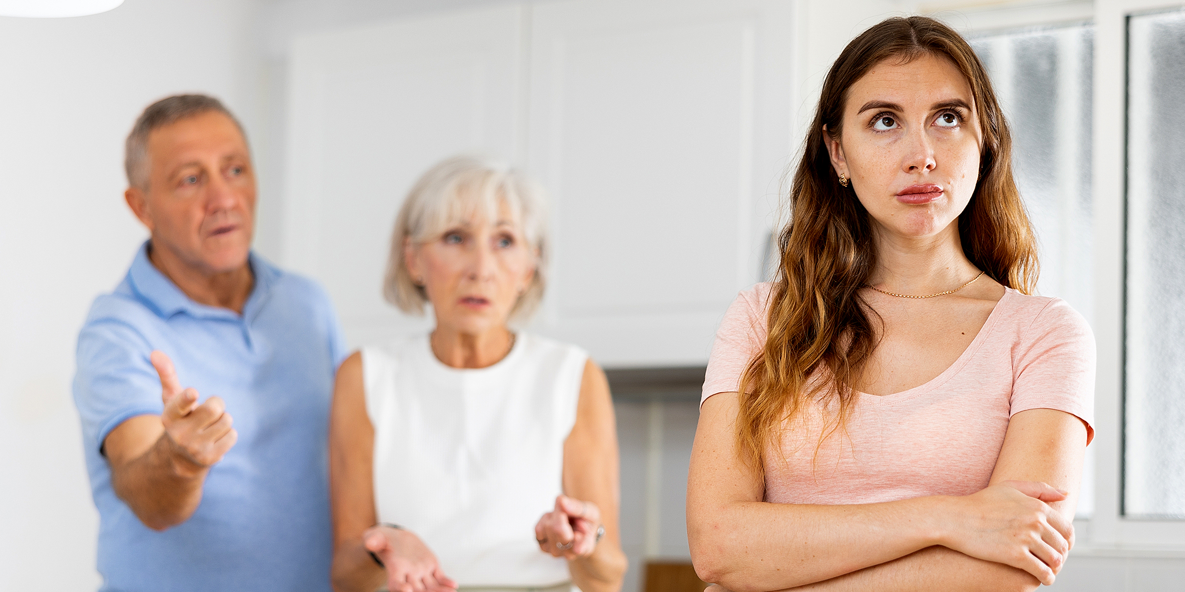 Un couple de personnes âgées parlant à leur jeune fille | Source : Shutterstock