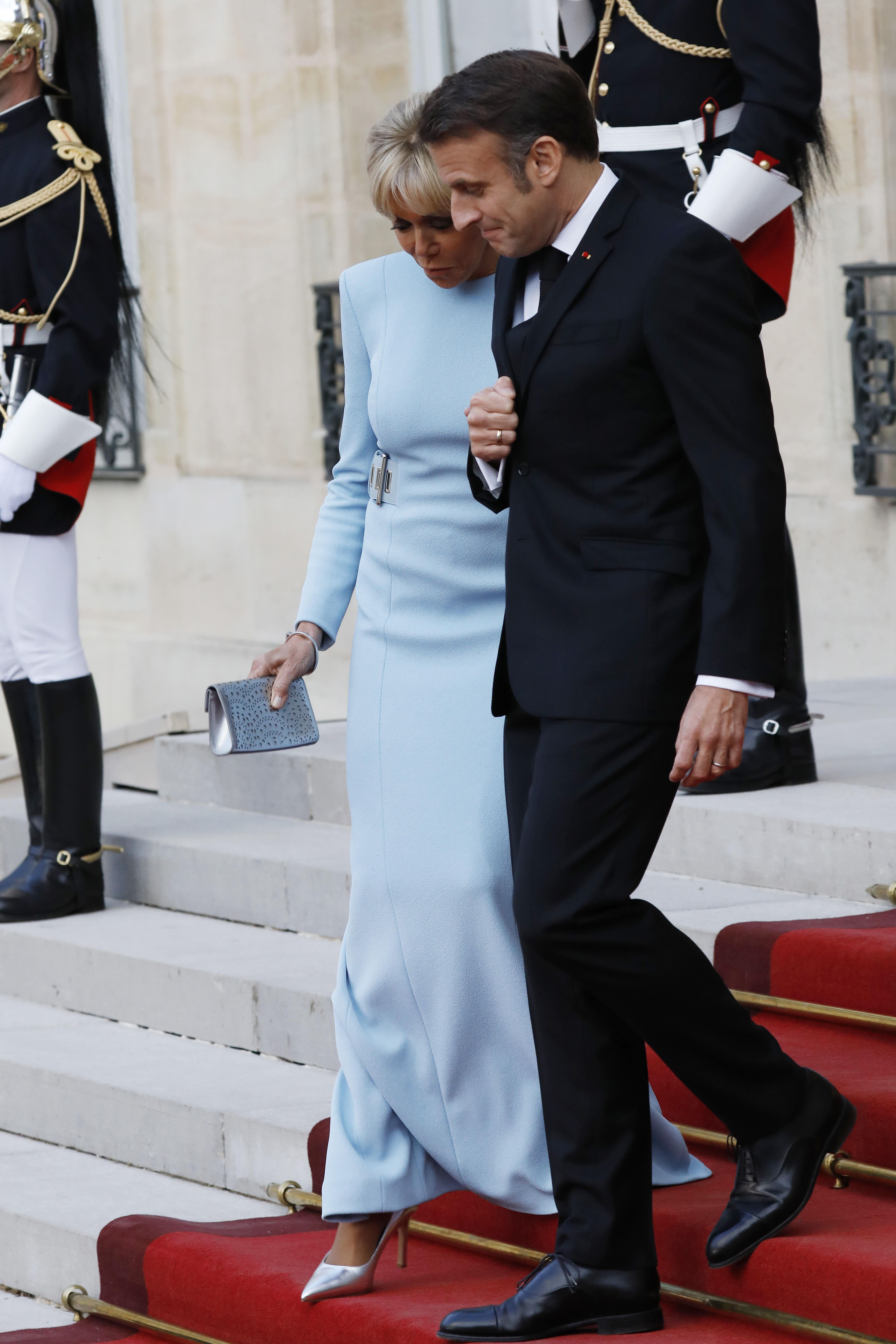 Brigitte et Emmanuel descendant les marches du palais de l'Élysée avant un dîner d'État pour la visite du président chinois en France le 6 mai 2024. Près de deux décennies après avoir défié pour la première fois les conventions, leur relation s'est transformée d'un scandale chuchoté en l'un des partenariats les plus visibles de la politique mondiale.