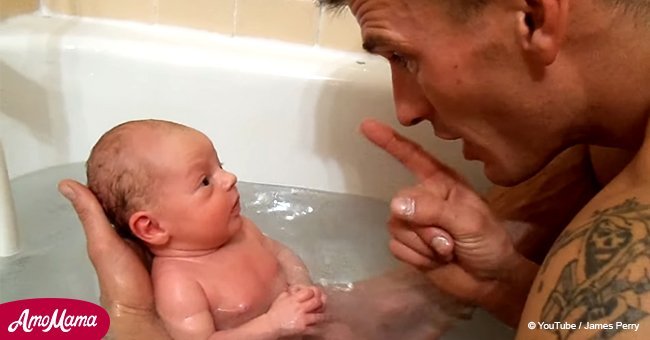 Un père met un nouveau-né dans le bain pour la première fois. C'est la chose la plus mignonne !