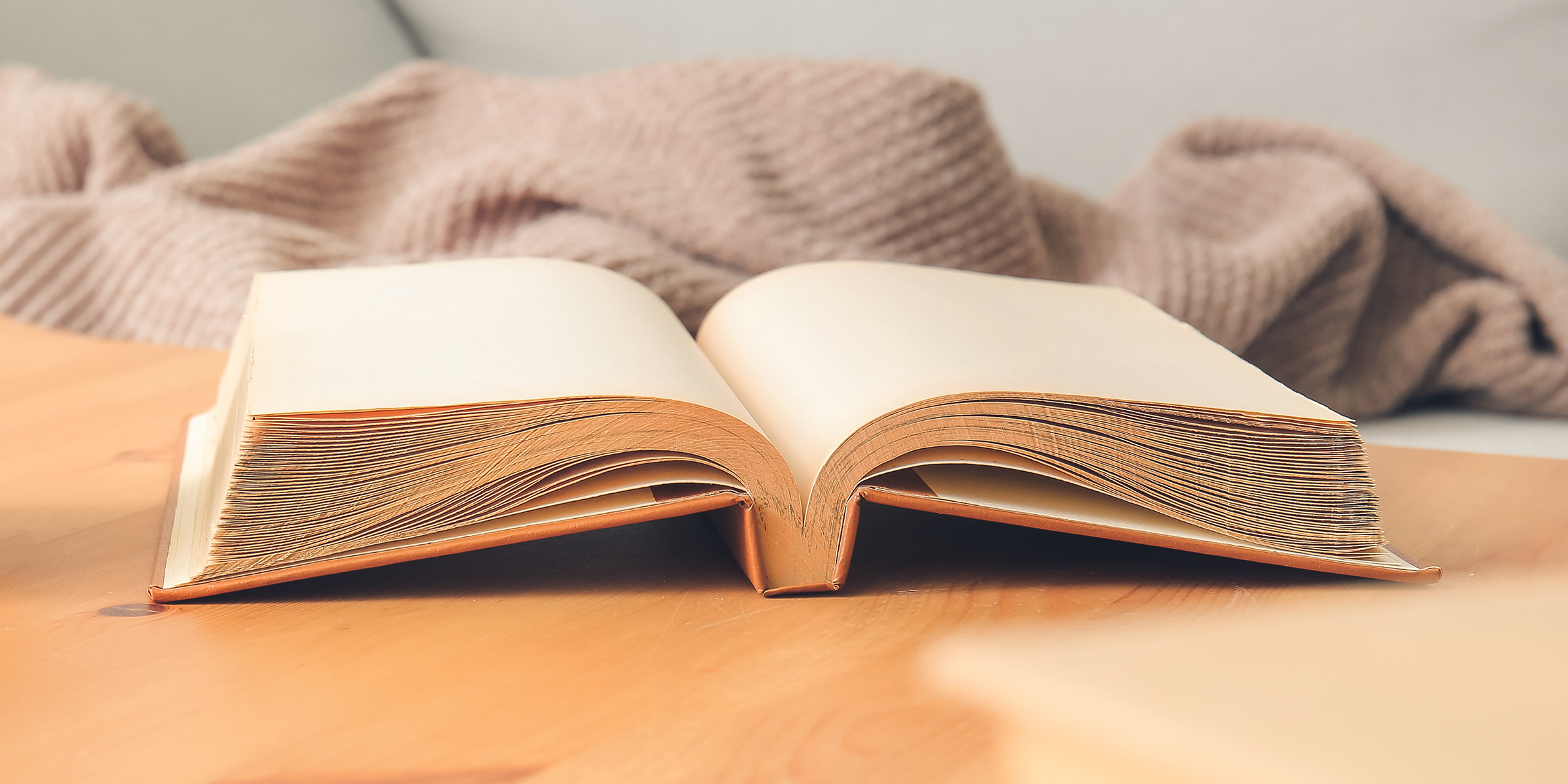 Un livre ouvert sur une table | Source : Shutterstock