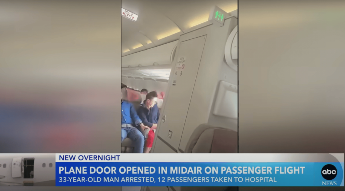 Les passagers de l'avion Asiana Airlines Airbus A321 sont frappés par l'air après qu'un passager a ouvert la porte de sortie de secours le 26 mai 2023, en Corée du Sud | Source : YouTube/ABC News