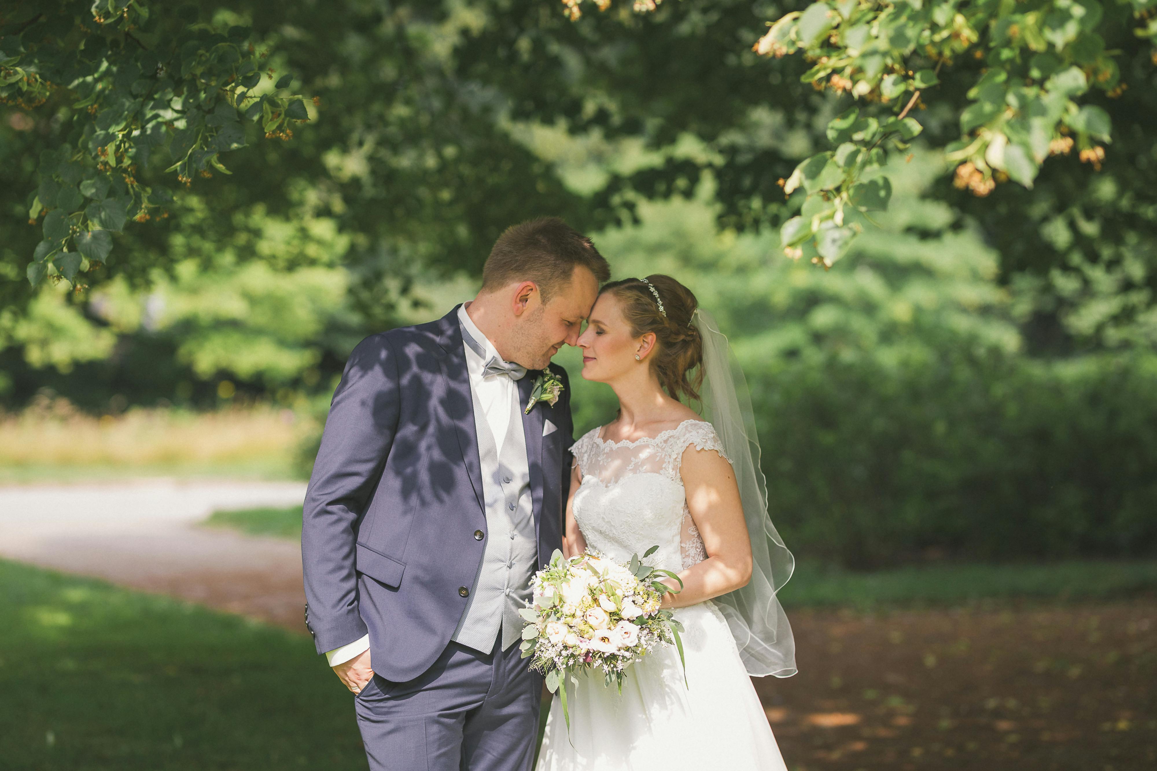 Une mariée et un marié dans un parc | Source : Pexels