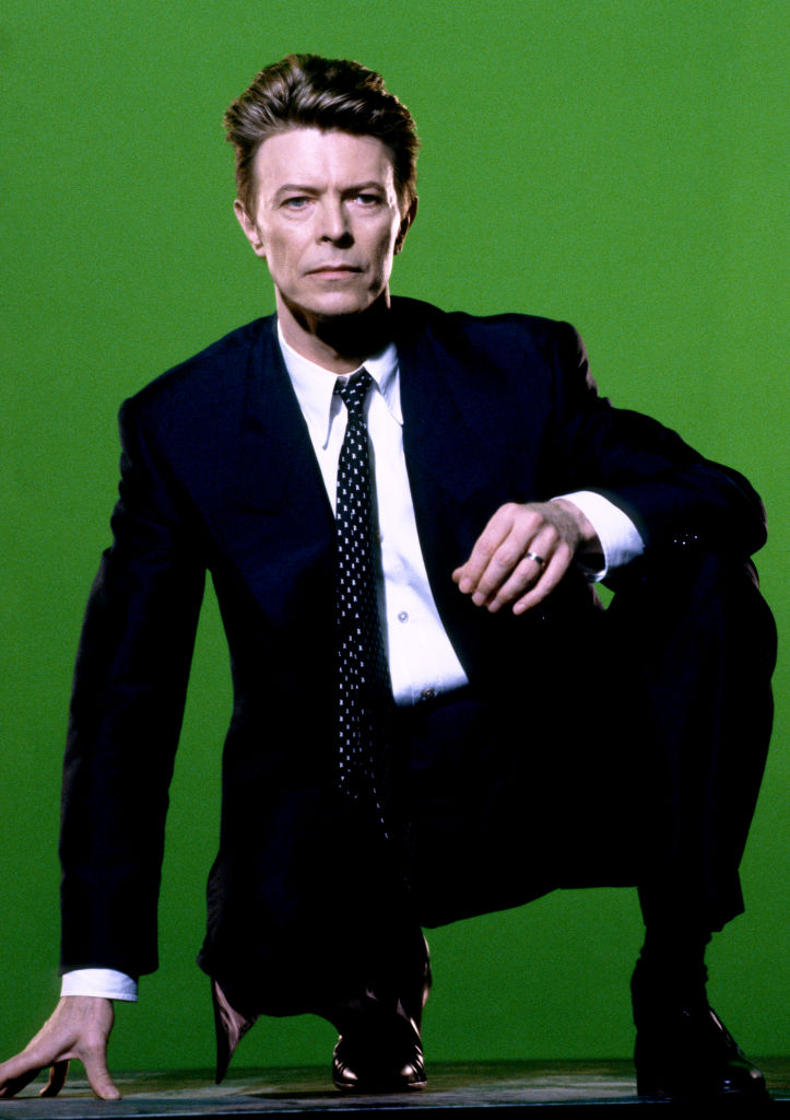 Le chanteur anglais David Bowie se produit sur le tournage de son clip vidéo « Jump They Say » à Los Angeles, en Californie, en mars 1993 I Source : Getty Images