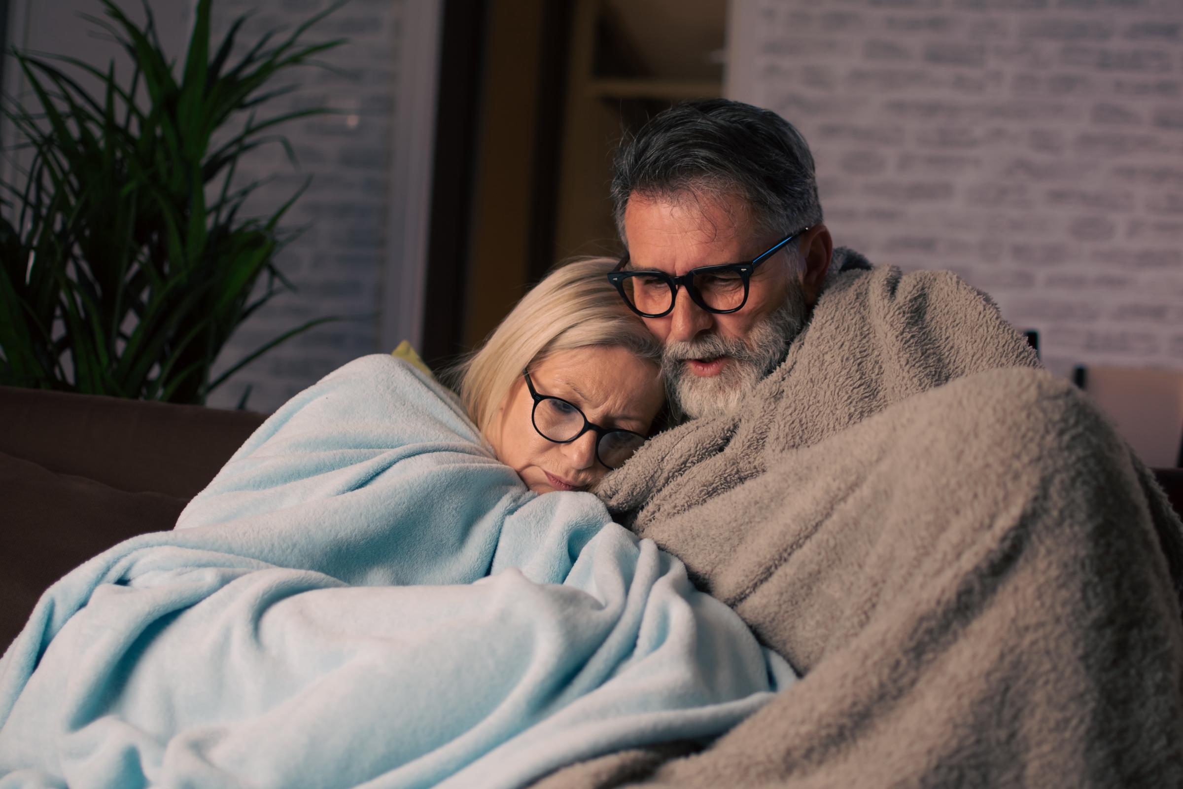 Un homme réconforte sa femme | Source : Getty Images