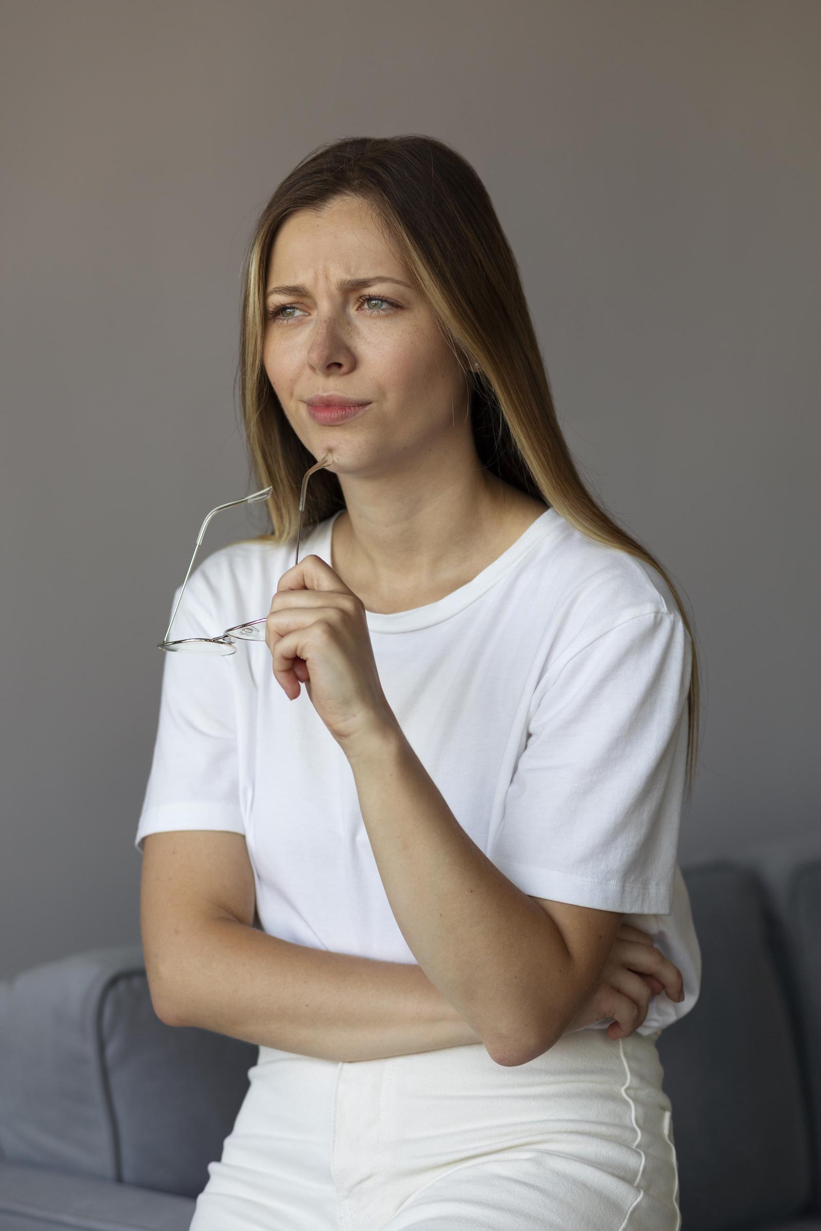 Une femme inquiète | Source : Freepik
