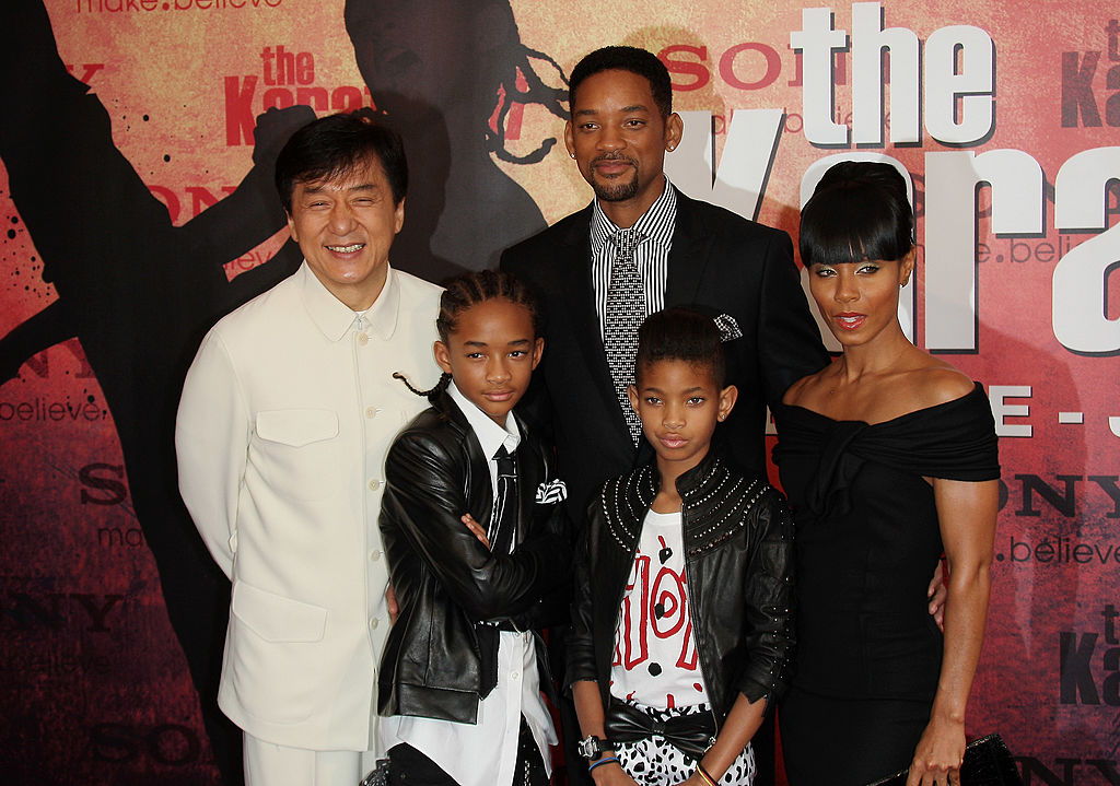 PARIS - 25 JUILLET : (de gauche à droite) Jackie Chan, Jaden Smith, Will Smith, Willow Smith et Jada Pinkett Smith posent pour la première parisienne du film "Karaté Kid" - Séance photo au Grand Rex le 25 juillet 2010 à Paris, France. (Photo par Marc Ausset-Lacroix/WireImage)