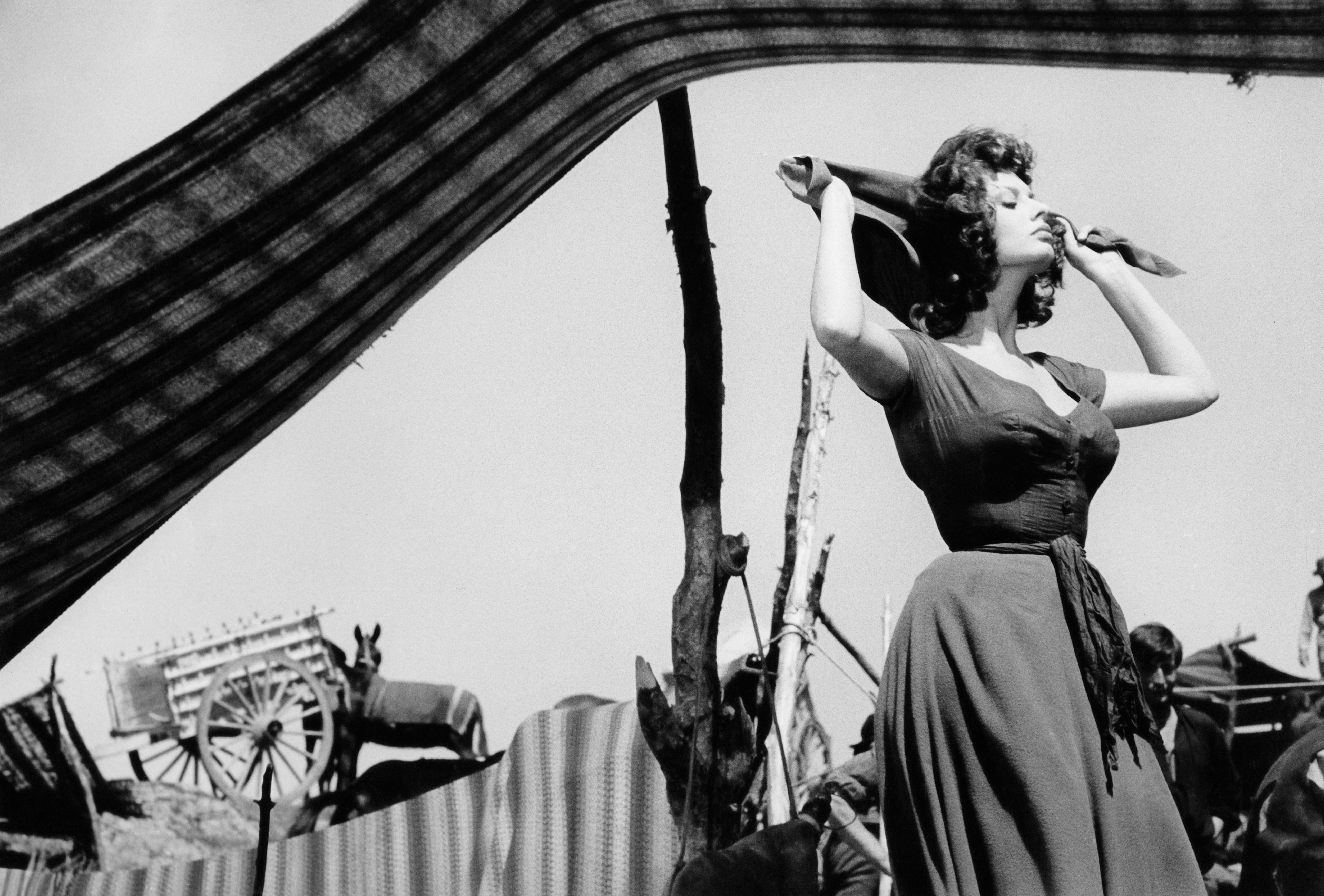 L'actrice Sophia Loren sur le plateau de tournage du film "L'orgueil et la passion" en Espagne, 1957 | Source : Getty Images