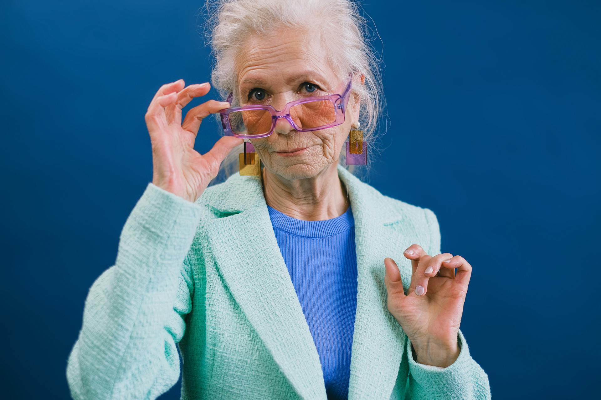 Une femme qui regarde par-dessus ses lunettes | Source : Pexels