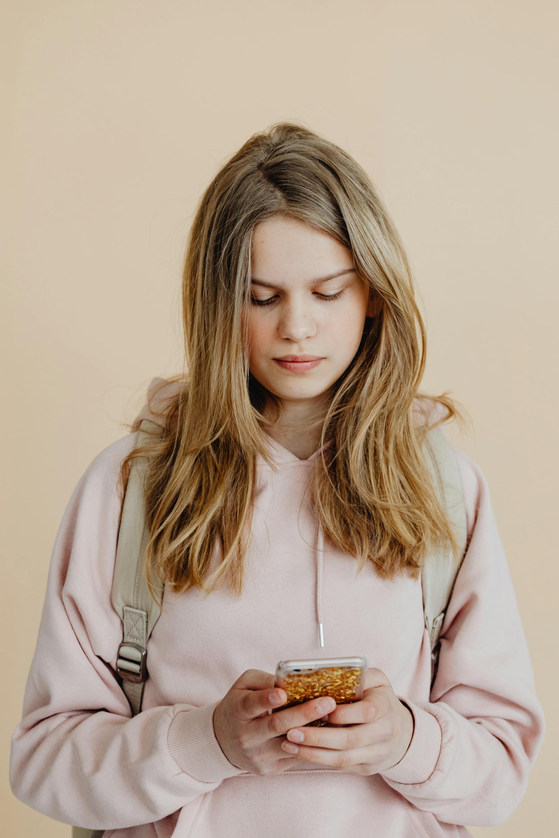 Une adolescente occupée sur son téléphone | Source : Pexels