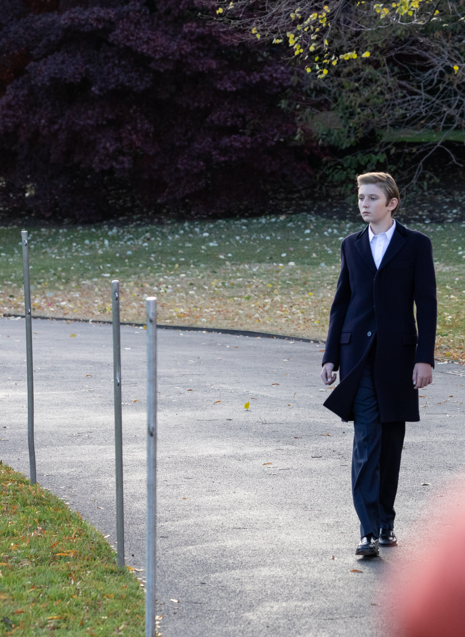 Barron Trump traverse la pelouse sud avant que sa famille ne quitte la Maison-Blanche à Washington, le 20 novembre 2018. | Source : Getty Images