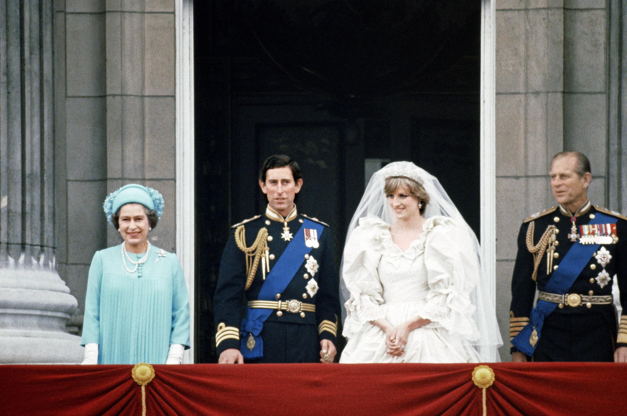 La reine Élisabeth II, le prince Charles, Lady Diana Spencer et le prince Philip sur le balcon du palais de Buckingham, le 29 juillet 1981, à Londres, en Angleterre. | Source : Getty Images