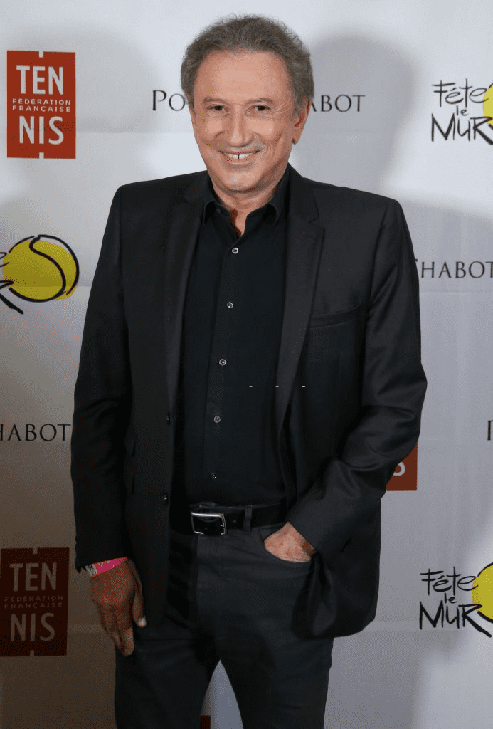 PARIS, FRANCE - 28 MAI : Michel Drucker assiste au gala de "Fête le mur", une association fondée par Yannick Noah pour promouvoir le tennis dans les projets lors de la troisième journée des Internationaux de France 2019 au stade de Roland Garros, le 28 mai 2019 à Paris, France. | Photo : Getty Images