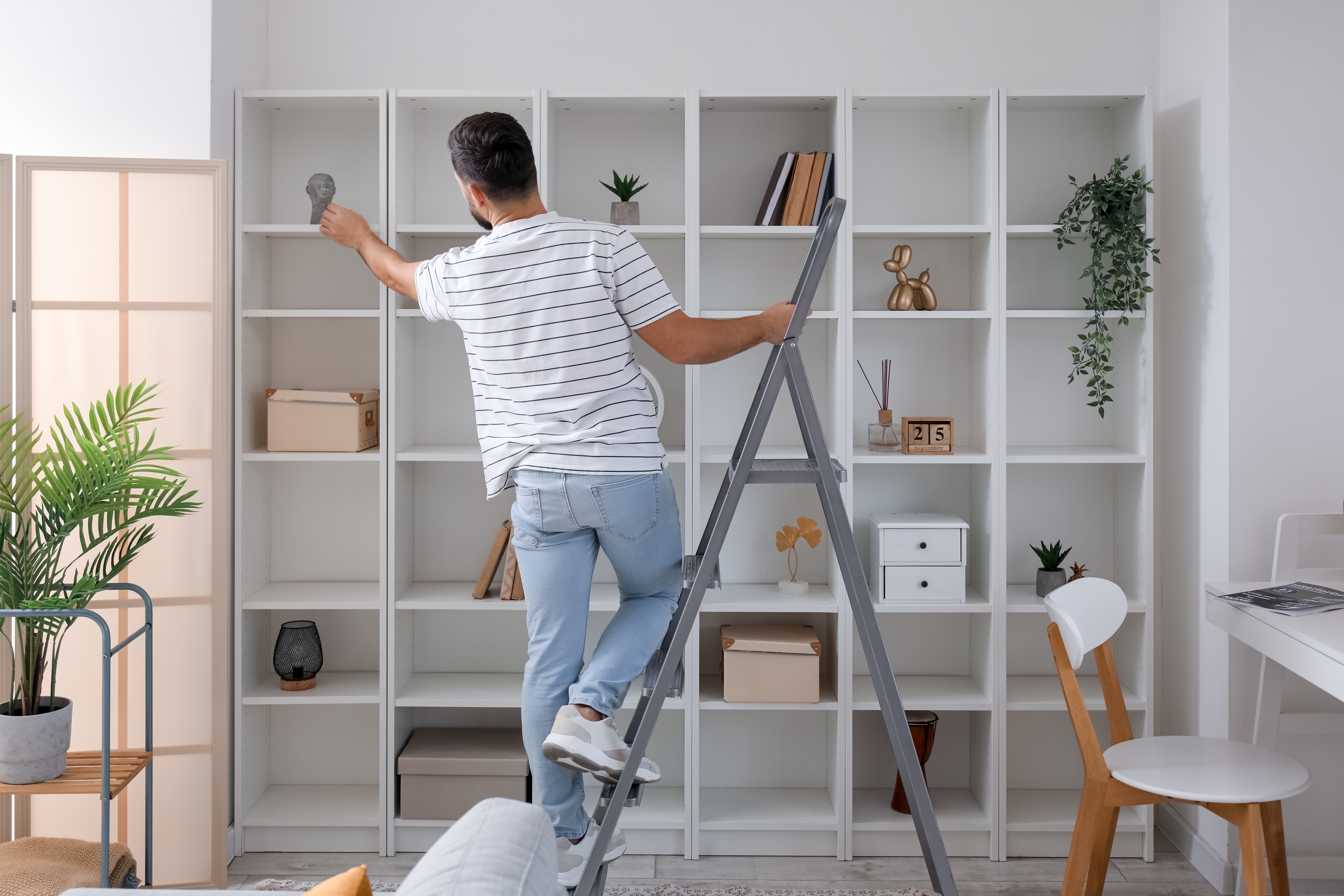 Joven en escalera | Fuente: Shutterstock