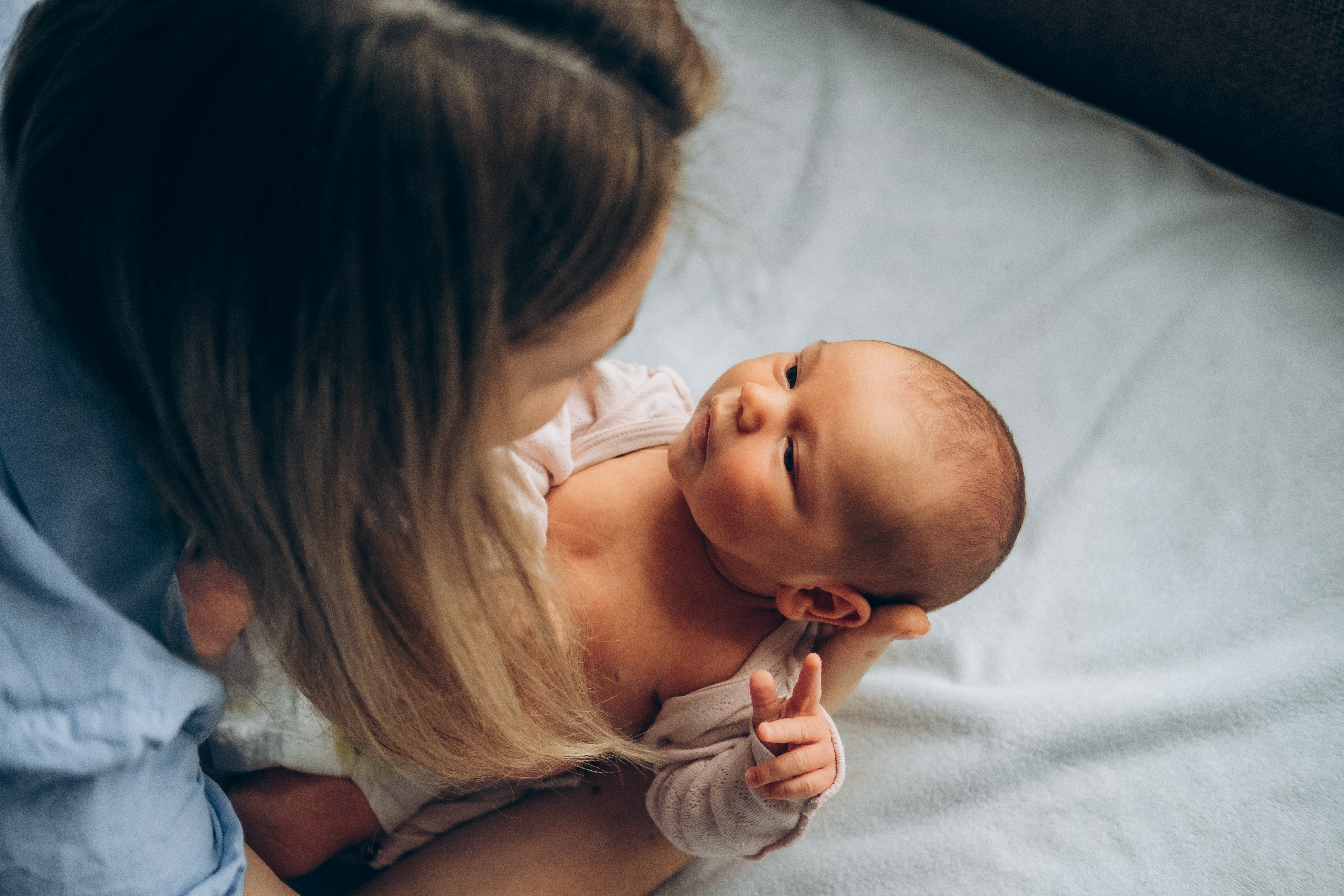 Une femme habille son nouveau-né | Source : Getty Images