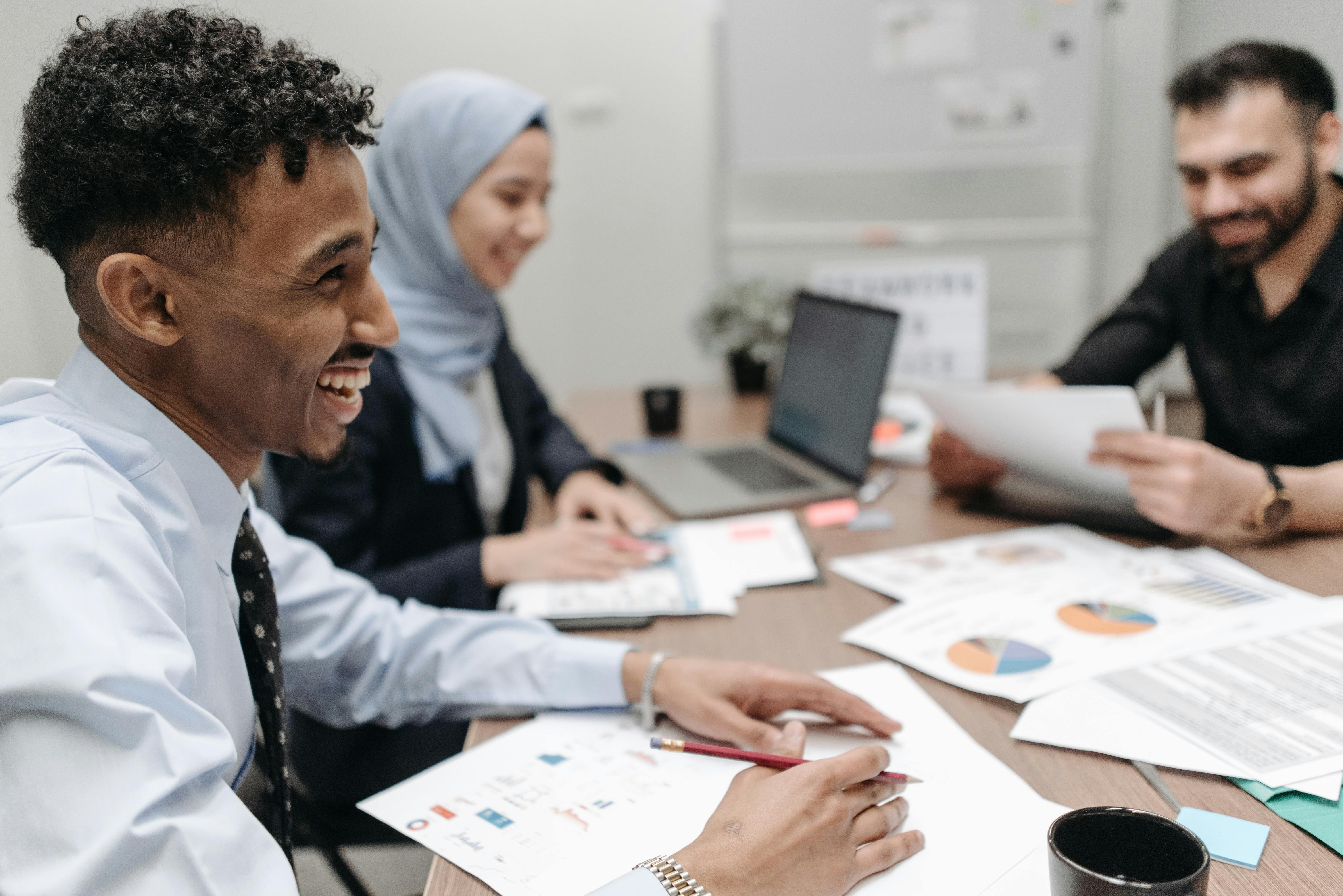 Des gens heureux sur un lieu de travail | Source : Pexels