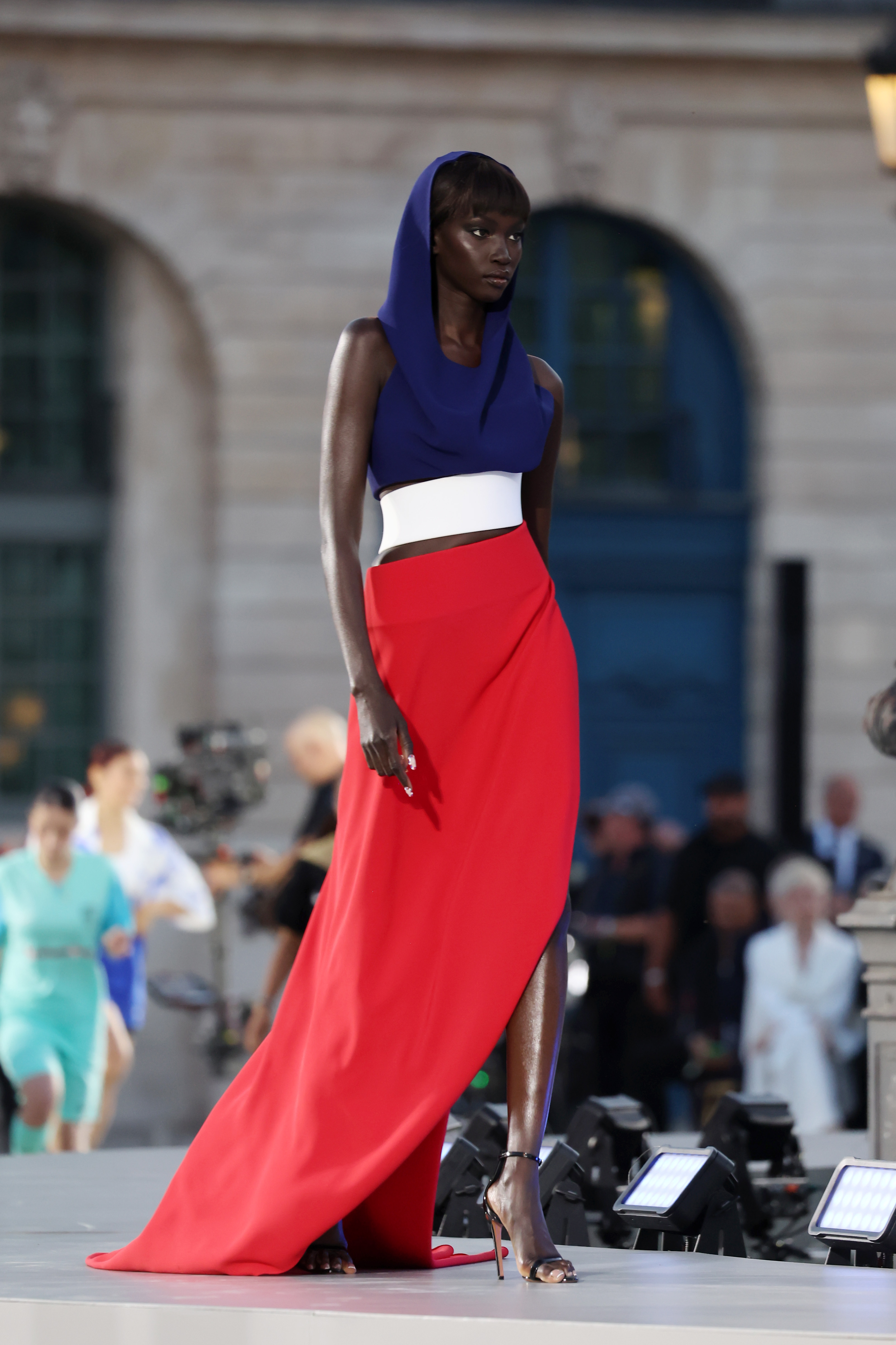 Anok Yai défile lors du Vogue World : Paris à la Place Vendôme en France, le 23 juin 2024 | Source : Getty Images