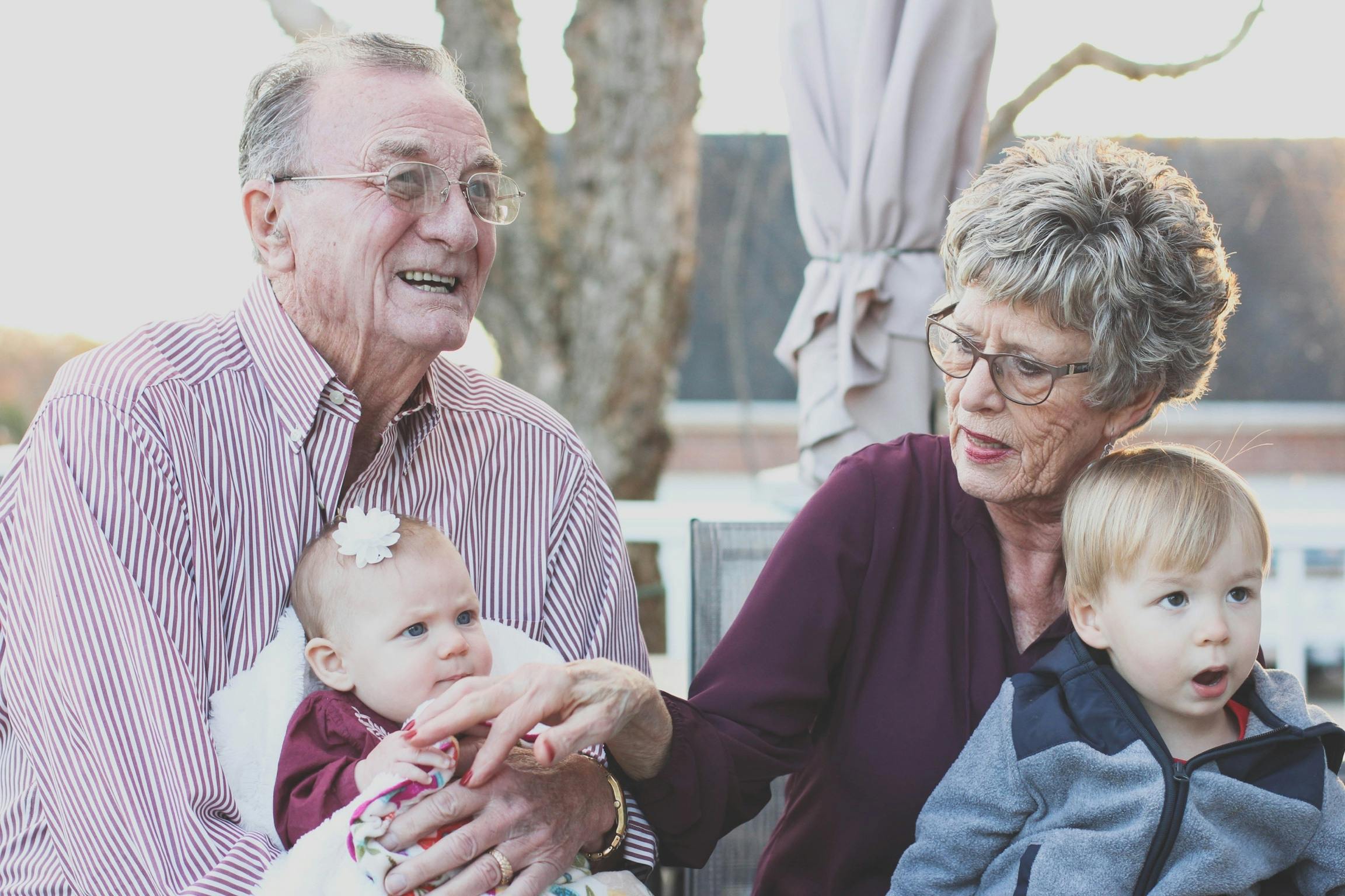 Un couple âgé et leurs petits-enfants | Source : Pexels