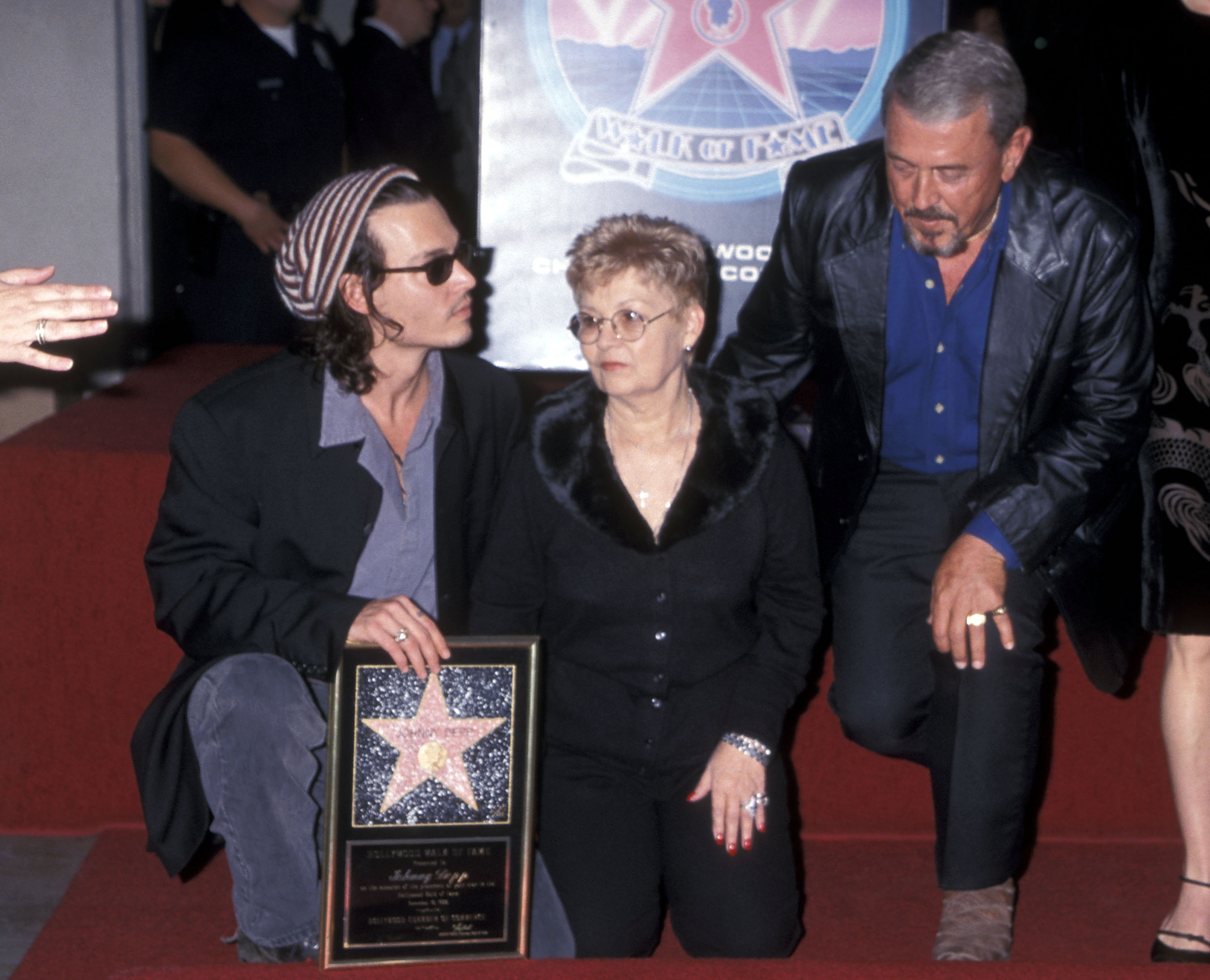 Johnny Depp avec sa mère Betty Sue Wells et son père John Depp le 16 novembre 1999 à Hollywood, Californie | Source : Getty Images