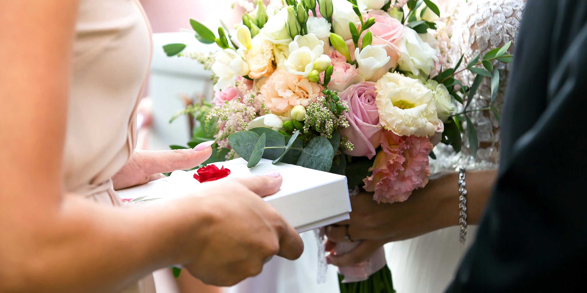 Une personne offrant un cadeau à une mariée | Source : Shutterstock