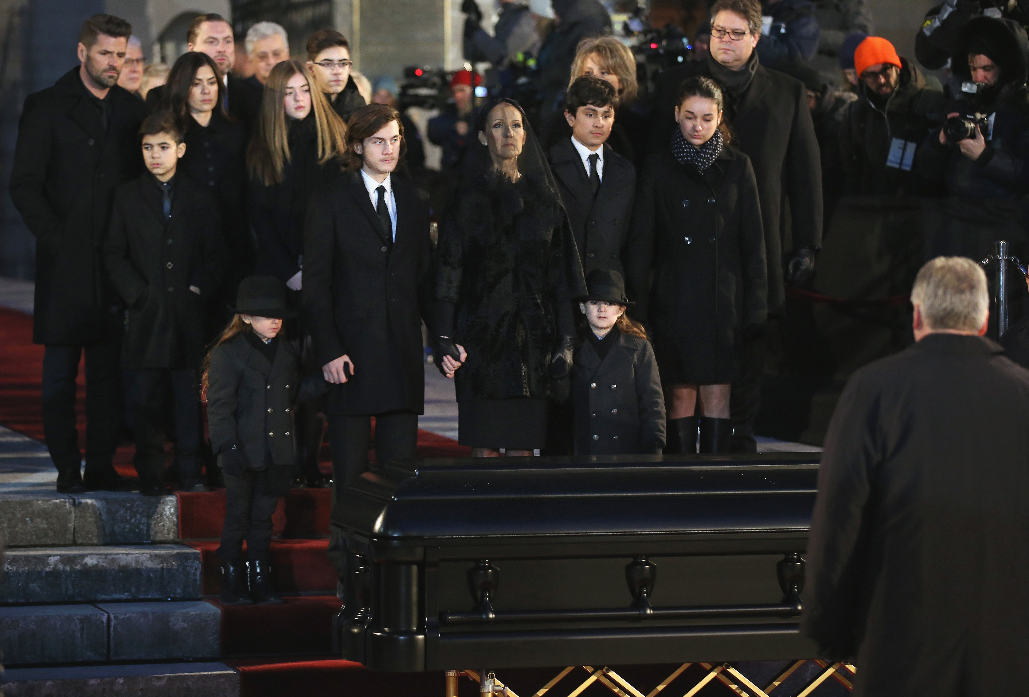 Céline Dion et ses enfants René-Charles Angelil, Eddy Angelil et Nelson Angelil assistent aux funérailles nationales de René Angelil, l'époux de Céline Dion, à la basilique Notre-Dame le 22 janvier 2016, à Montréal, Canada | Source : Getty Images