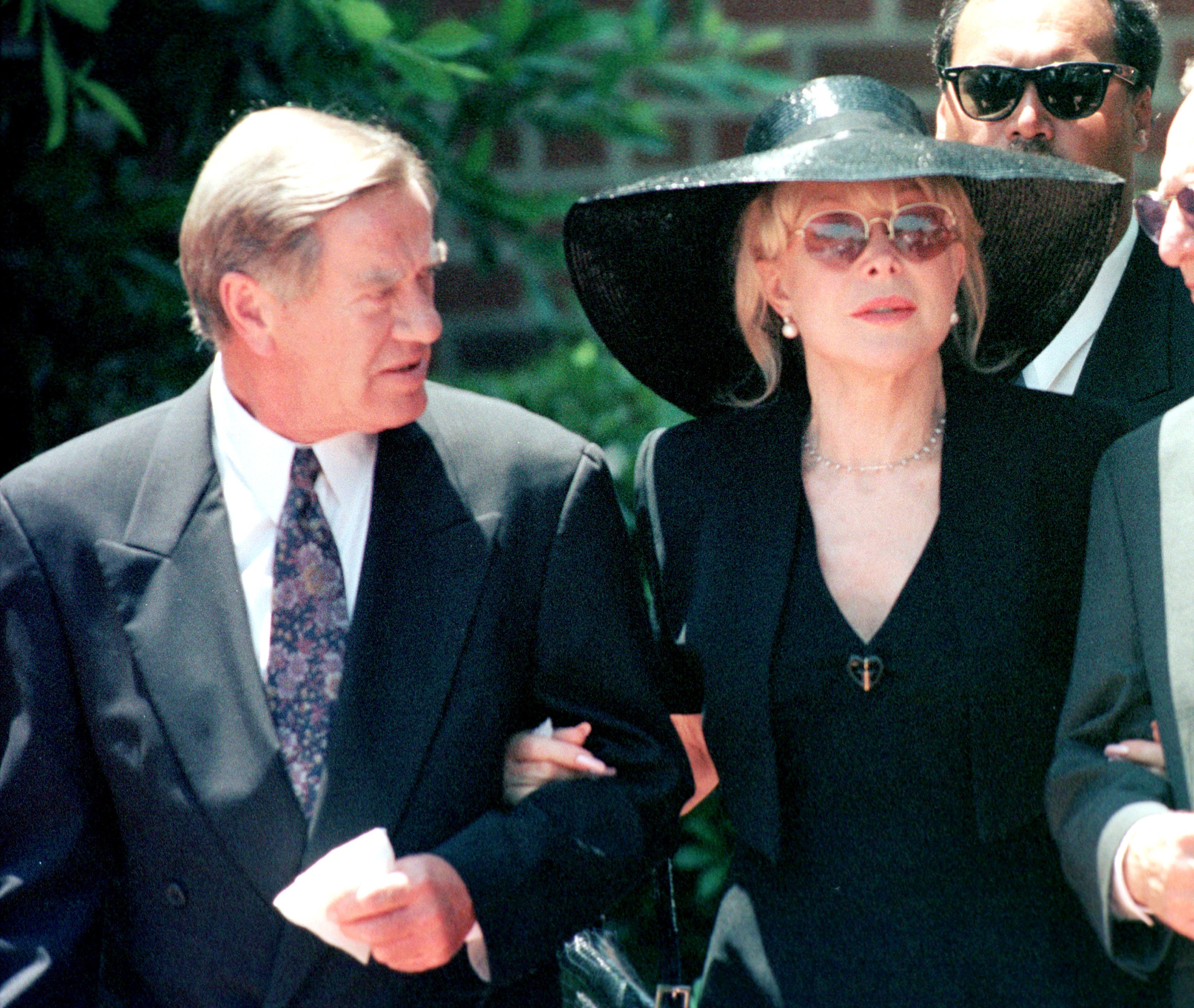 Barbara Eden et Jon Eicholtz le 2 juillet 2001 à Los Angeles, CA | Source : Getty Images