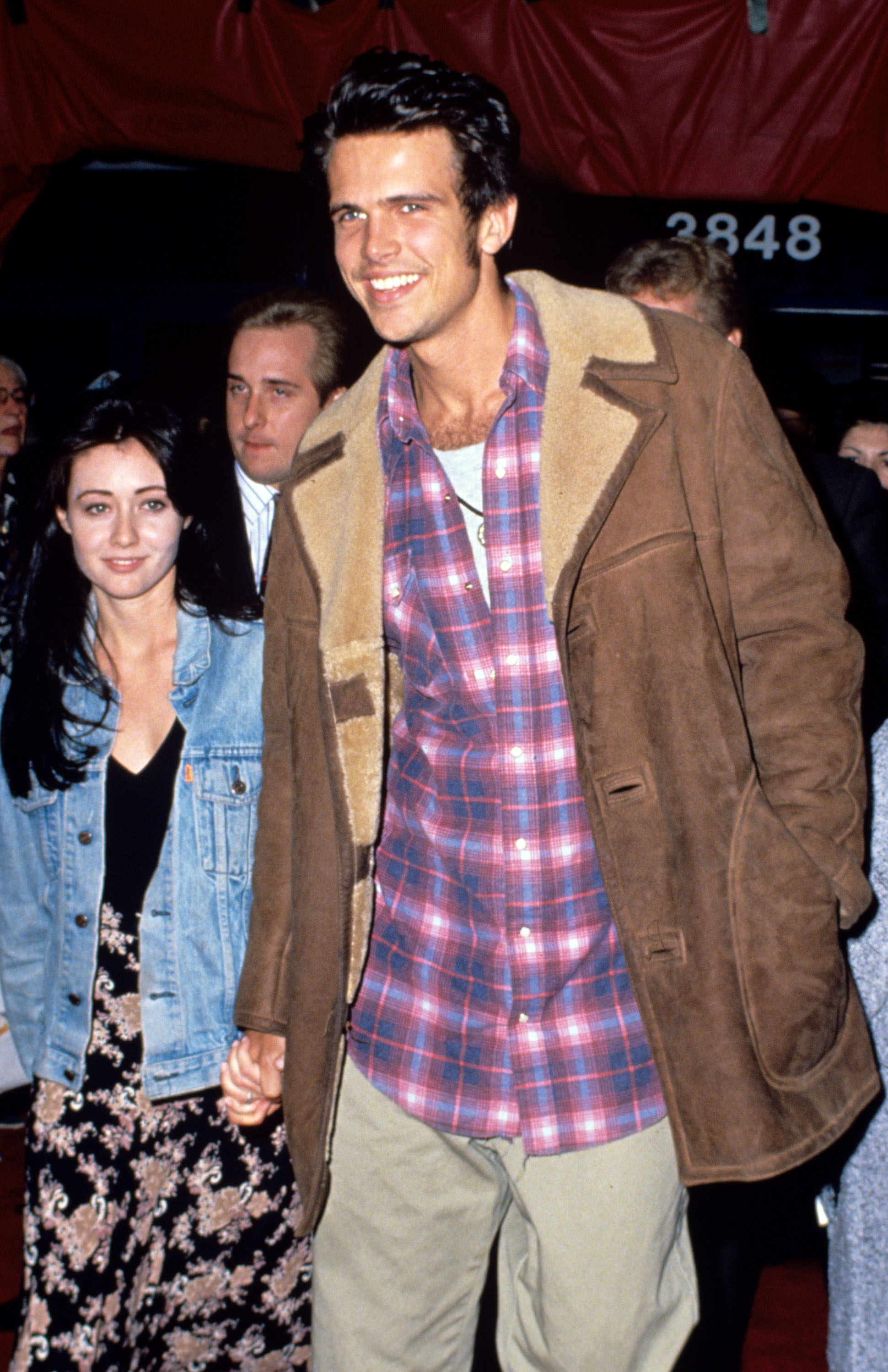 Shannen Doherty et Ashley Hamilton à la projection Universal de "Beethoven's 2nd", le 11 décembre 1993. | Source : Getty Images