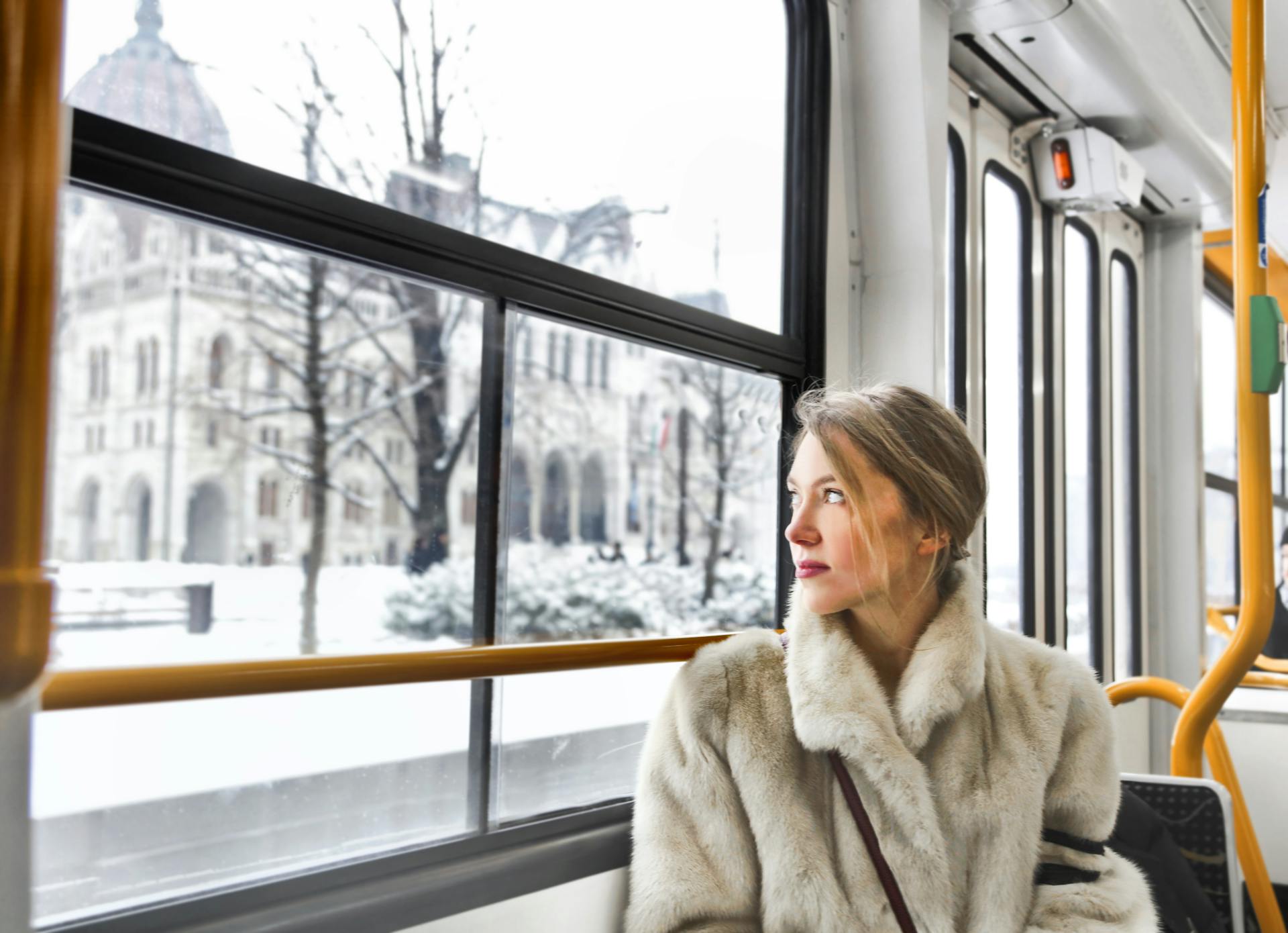 Une femme voyageant dans un bus de banlieue | Source : Pexels