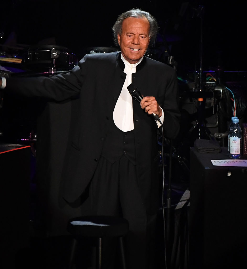 Julio Iglesias se produit en concert à l'Infinite Energy Center le 6 décembre 2019 à Duluth, en Géorgie I Source : Getty Images