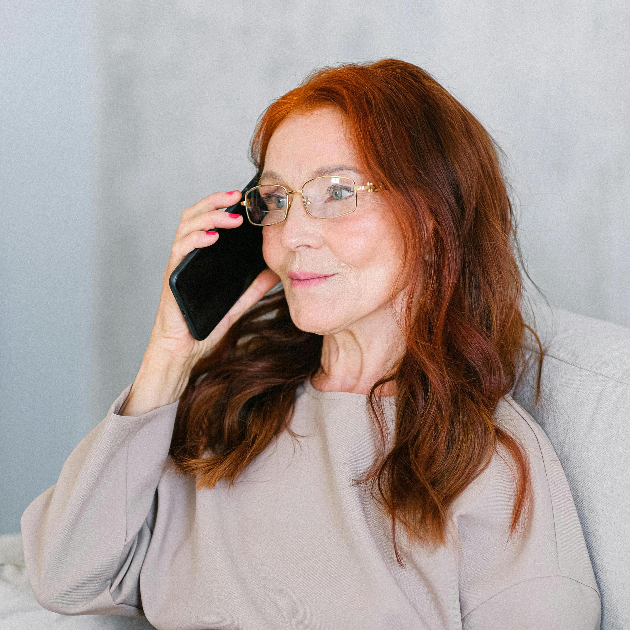 Une femme âgée qui passe un appel téléphonique | Source : Pexels