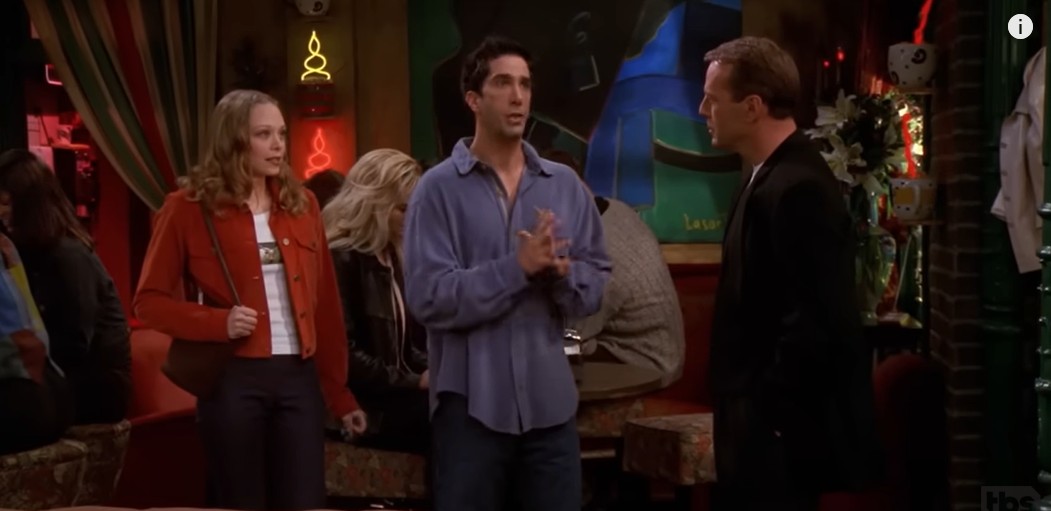 Alexandra Holden dans le rôle d'Elizabeth Stevens, David Schwimmer dans le rôle de Ross Geller et Bruce Willis dans le rôle de Paul Stevens dans un épisode de "Friends" diffusé le 4 mai 2022 | Source : YouTube/TBS