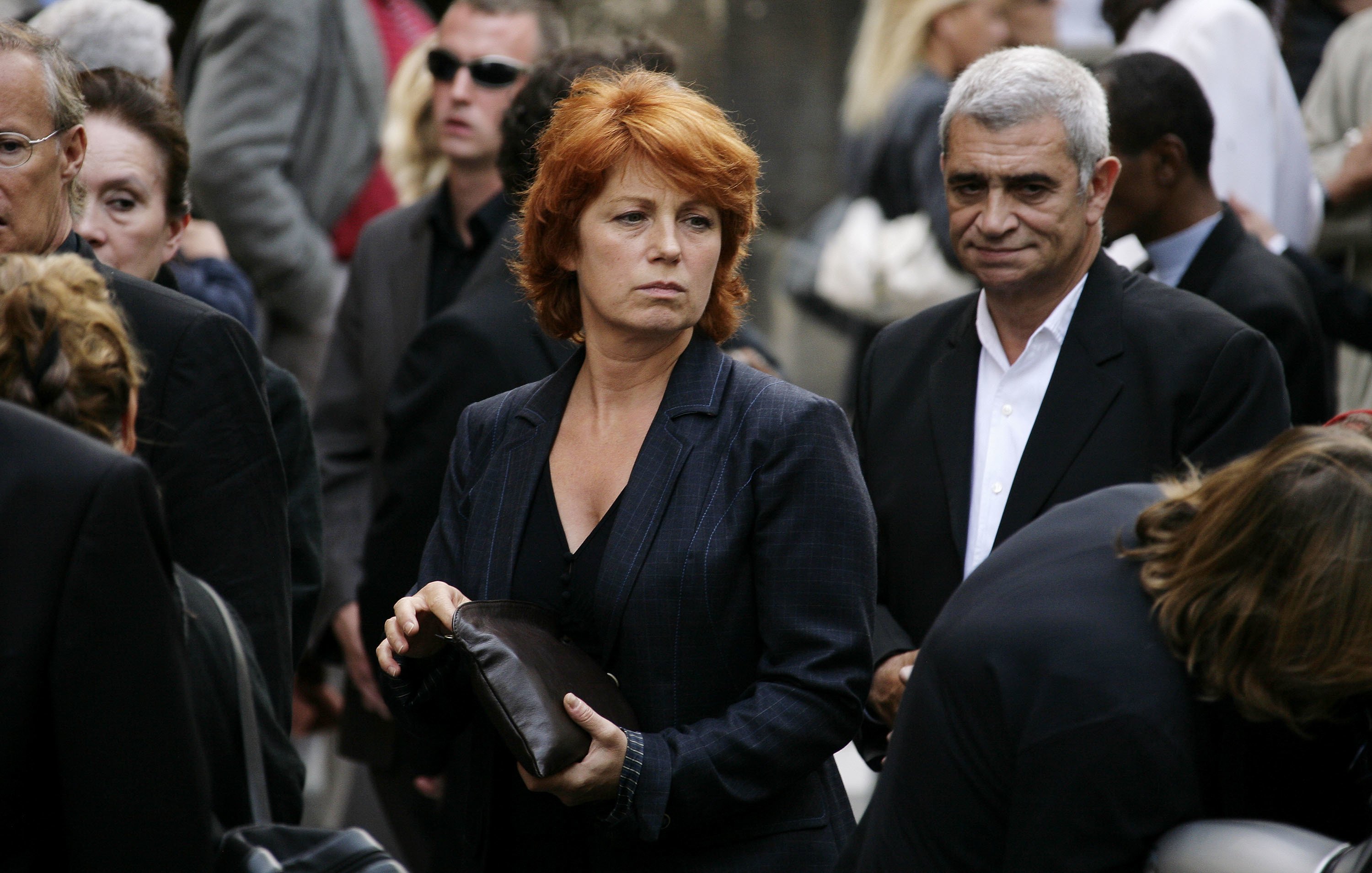 Véronique Genest quitte l'église Saint-Louis-en-L'Ile après avoir assisté aux funérailles de Jean-Claude Brialy le 04 juin 2007 à Paris, France. | Photo : Getty Images