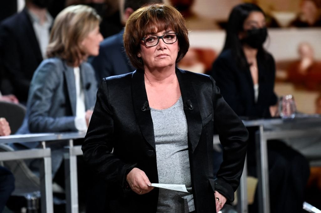La journaliste française Nathalie Saint-Cricq est vue avant l'émission politique "Elysee 2022" à Paris, le 17 février 2022. | Source : Getty Images