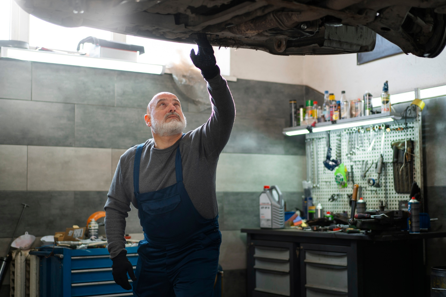 Un mécanicien automobile inspecte un véhicule | Source : Freepik