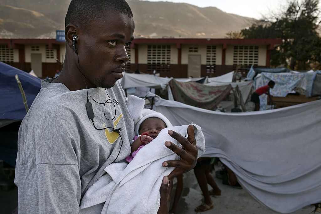 Homme tenant son bébé dans ses bras | Getty Images