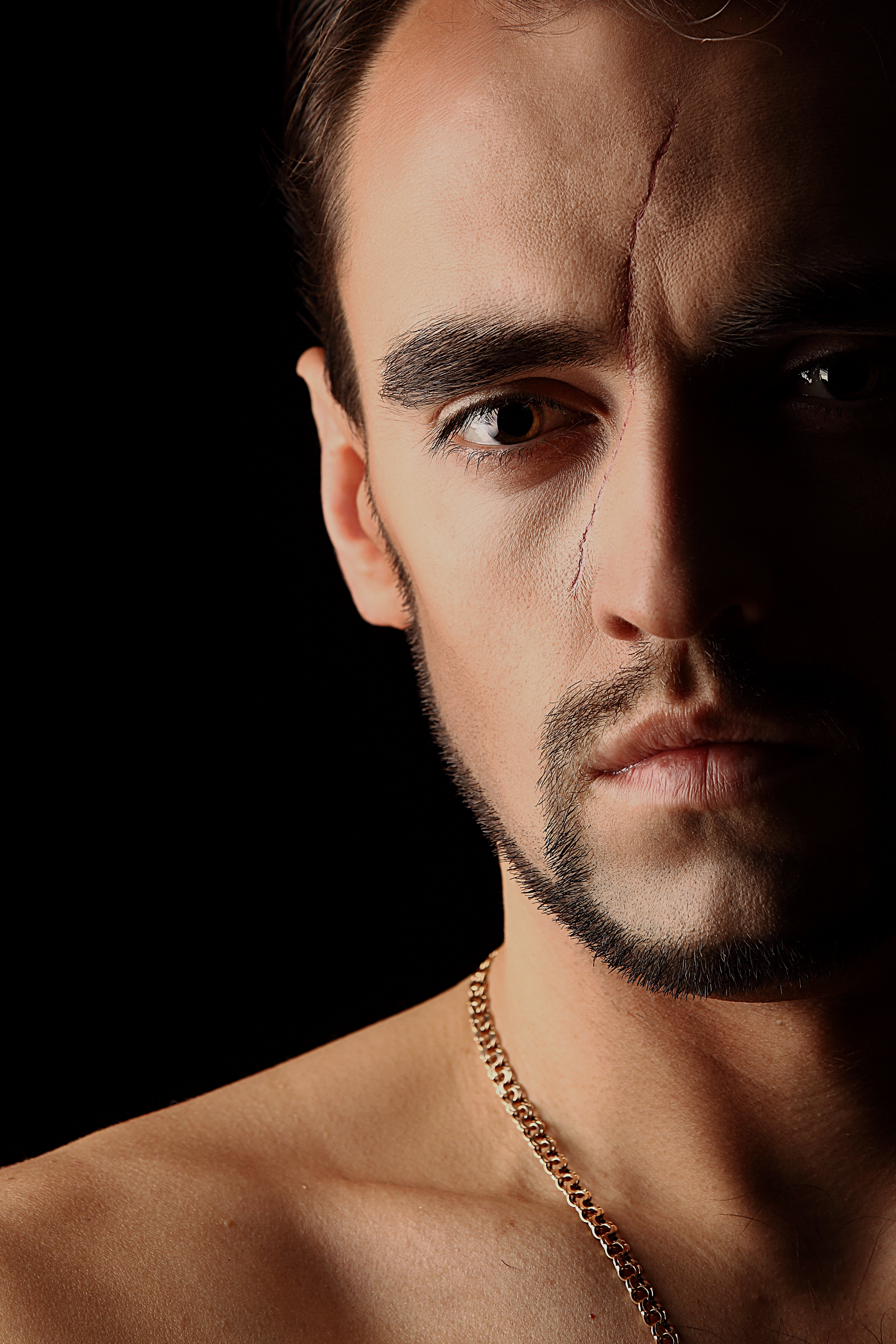 Hombre con cicatriz en la cara | Fuente: Shutterstock.com