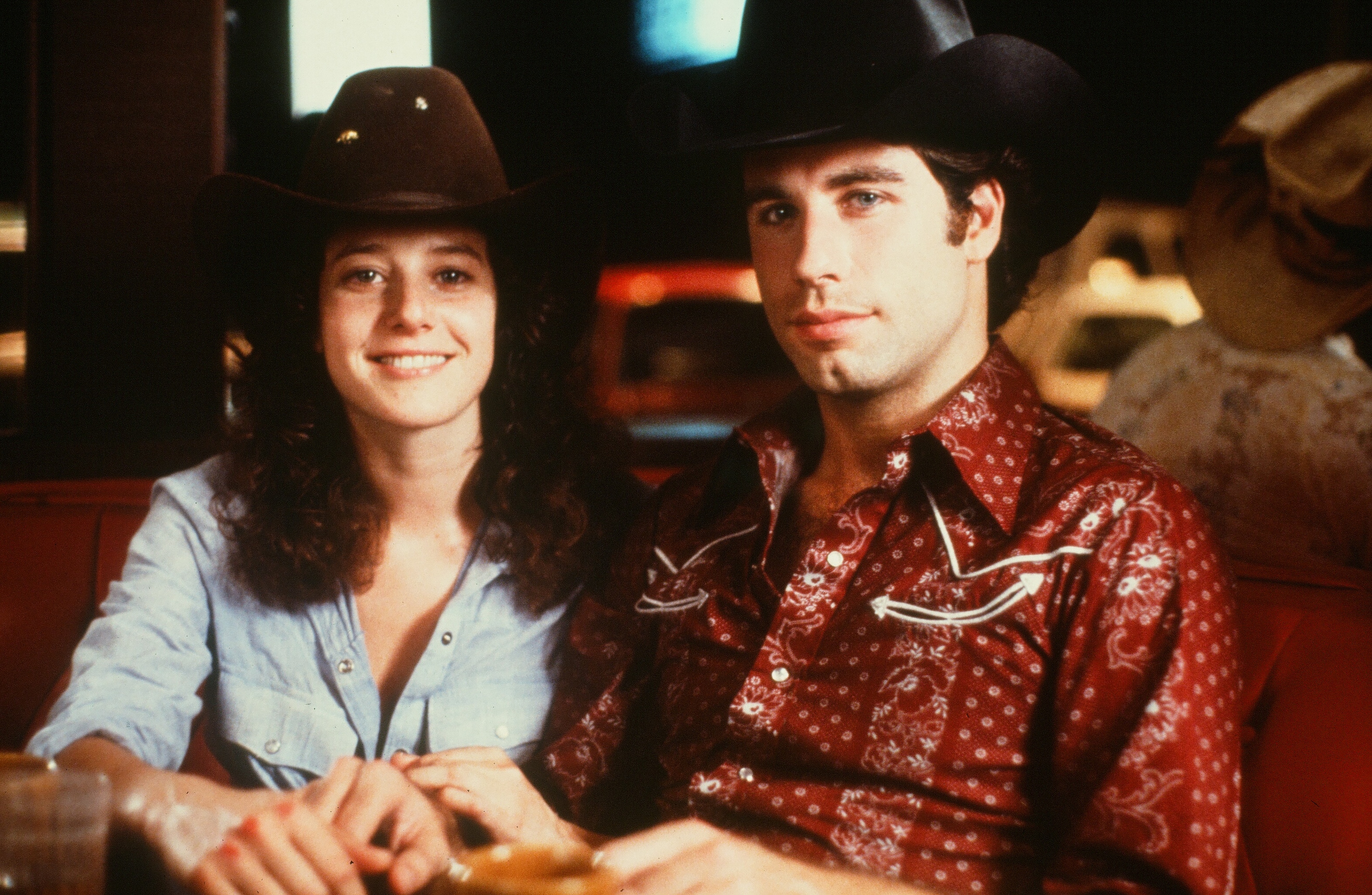 Debra Winger et John Travolta sur le plateau de tournage de "Urban Cowboy", en 1980. | Source : Getty Images
