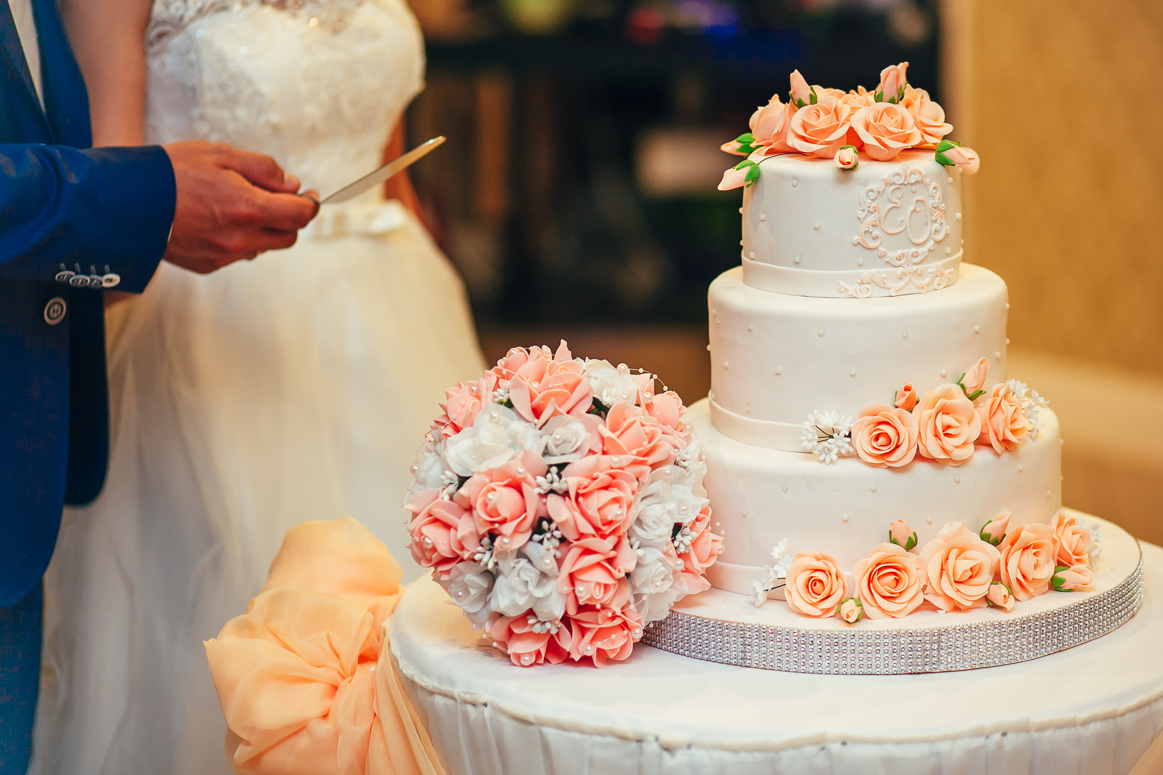 Novios a punto de cortar la tarta nupcial | Fuente: Shutterstock