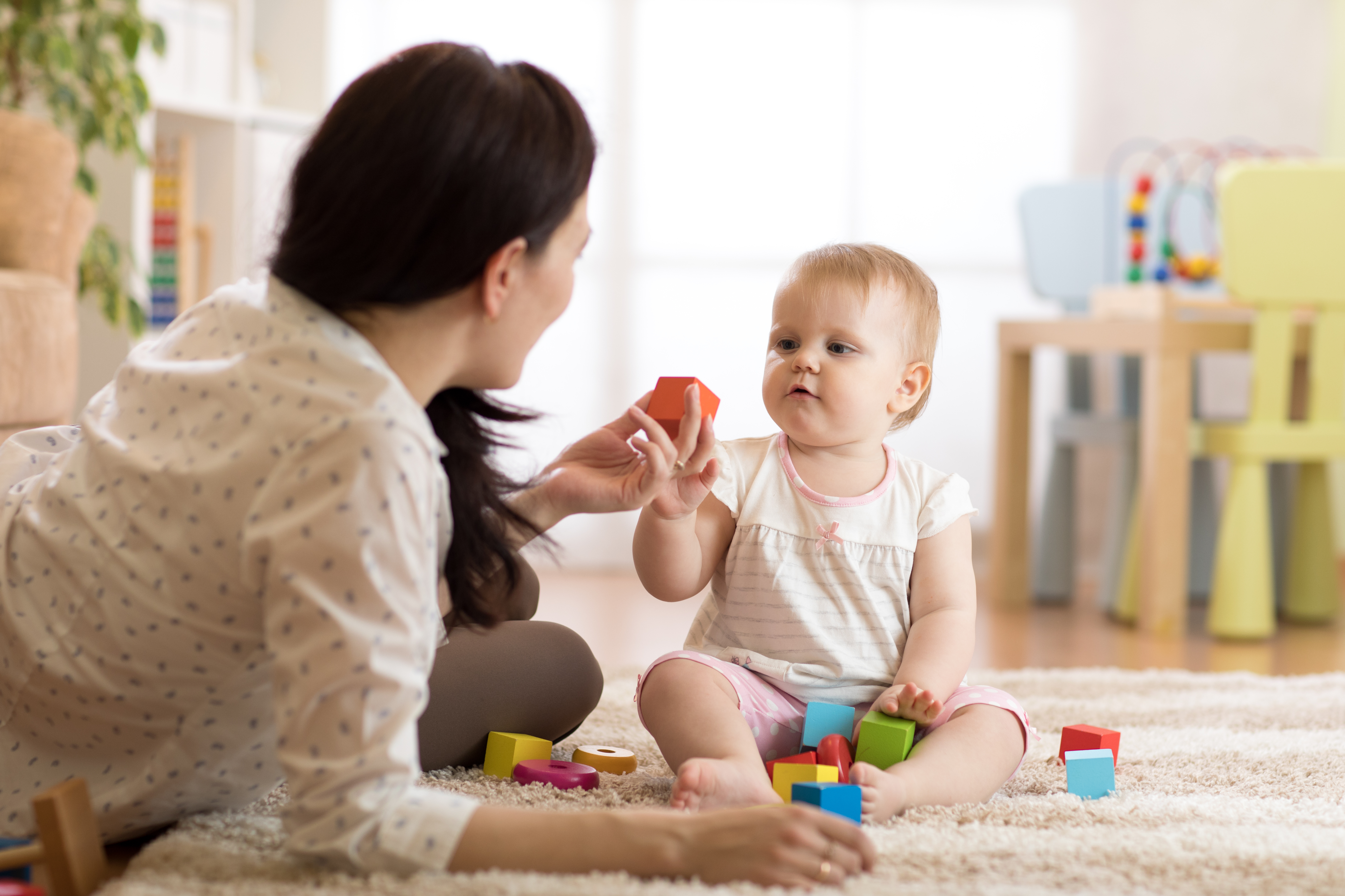 Une baby-sitter est photographiée en train de s'occuper d'un bébé | Source : Shutterstock