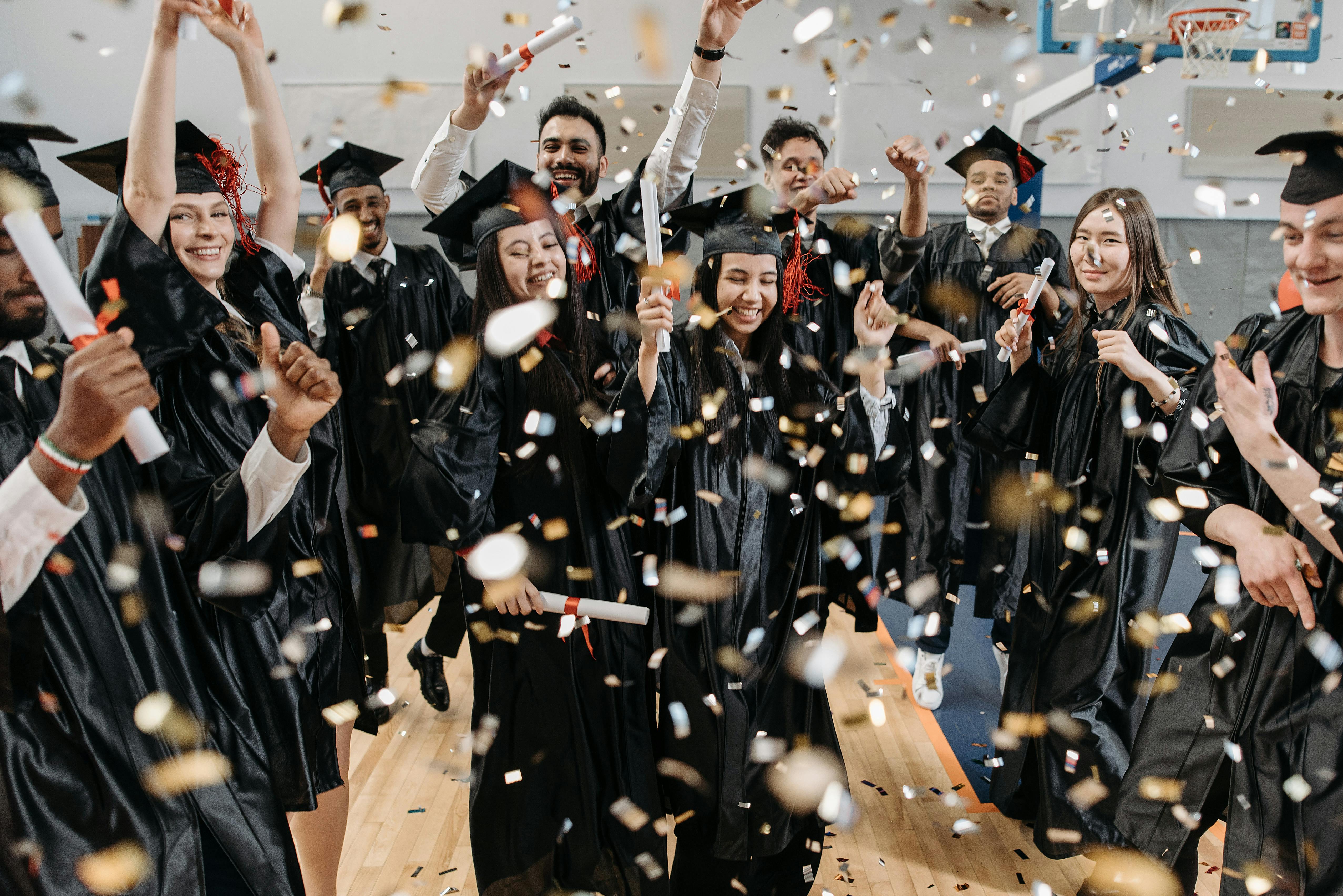 Des diplômés fêtant leur diplôme | Source : Pexels