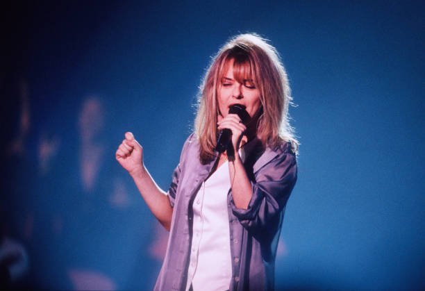 La chanteuse française France Gall (1947 - 2018) se produit sur la scène du Vorst Nationaal, à Bruxelles, en Belgique, le 11 novembre 1993. | Photo :Getty Images