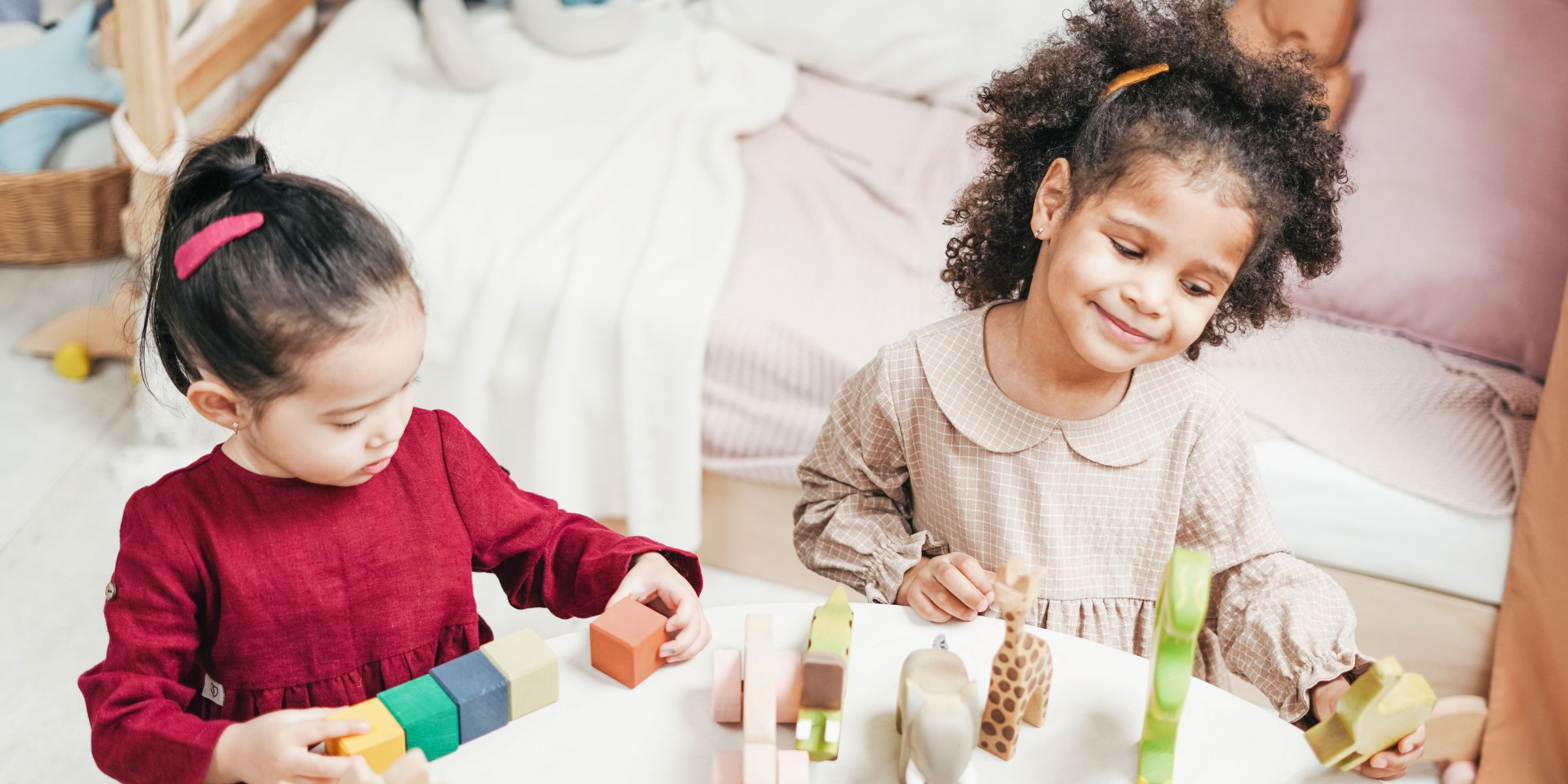 Deux petites filles qui jouent ensemble | Source : Pexels
