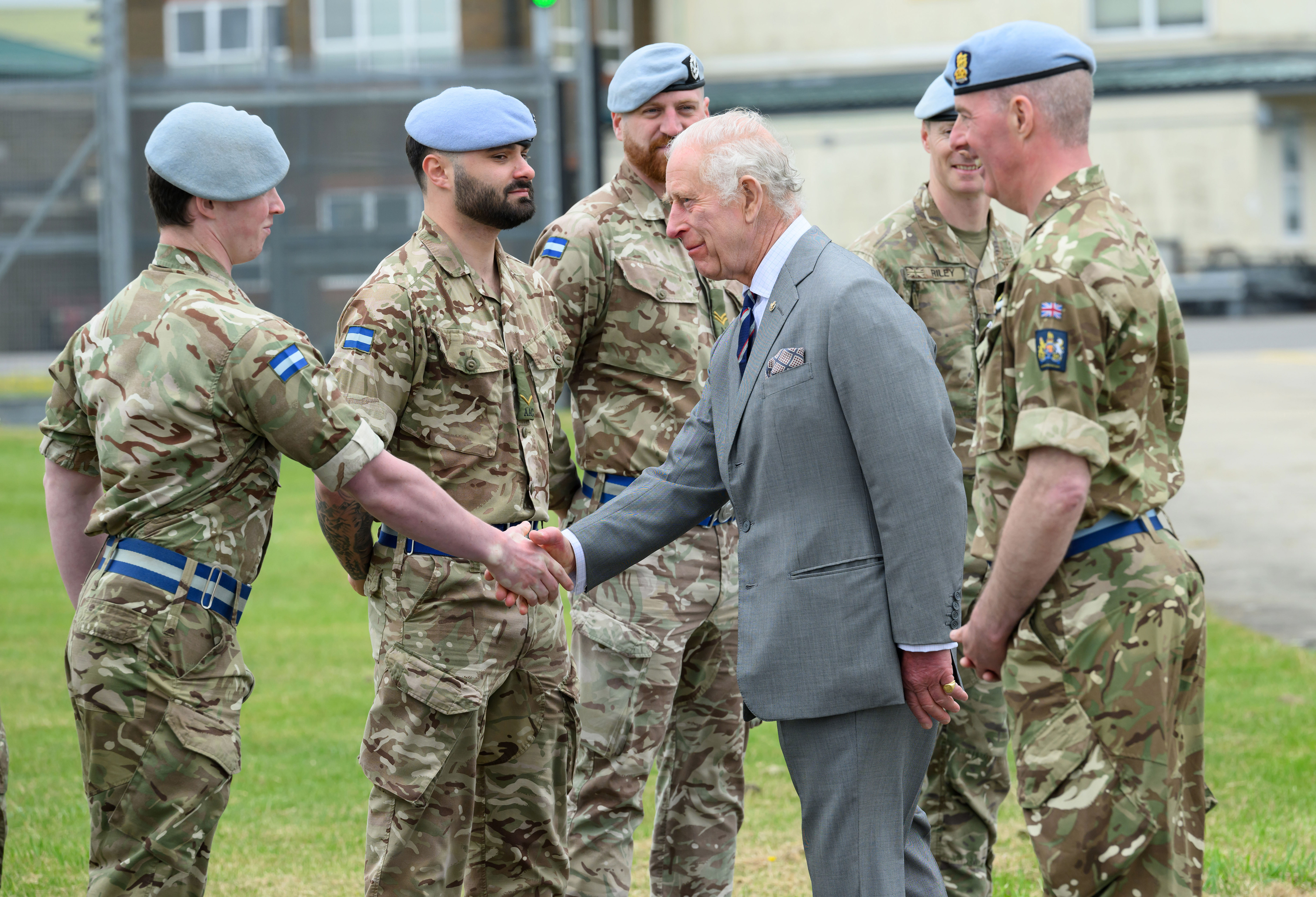 Le roi Charles III et le prince William au centre d'aviation de l'armée à Middle Wallop, Stockbridge, Royaume-Uni, le 13 mai 2024. | Source : Getty Images